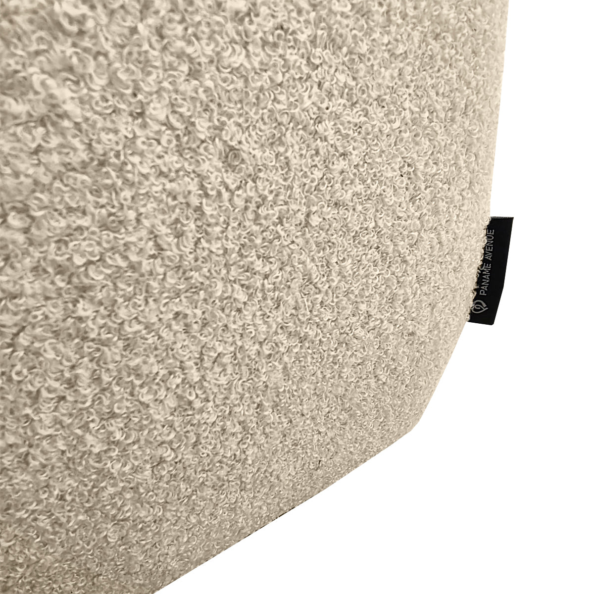 Canapé d'angle droit Aboukir en tissu bouclette beige Paname Avenue, détail du label de la marque