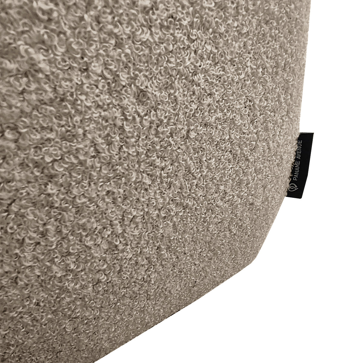 Canapé d'angle droit Aboukir en tissu bouclette taupe Paname Avenue, détail du label de la marque