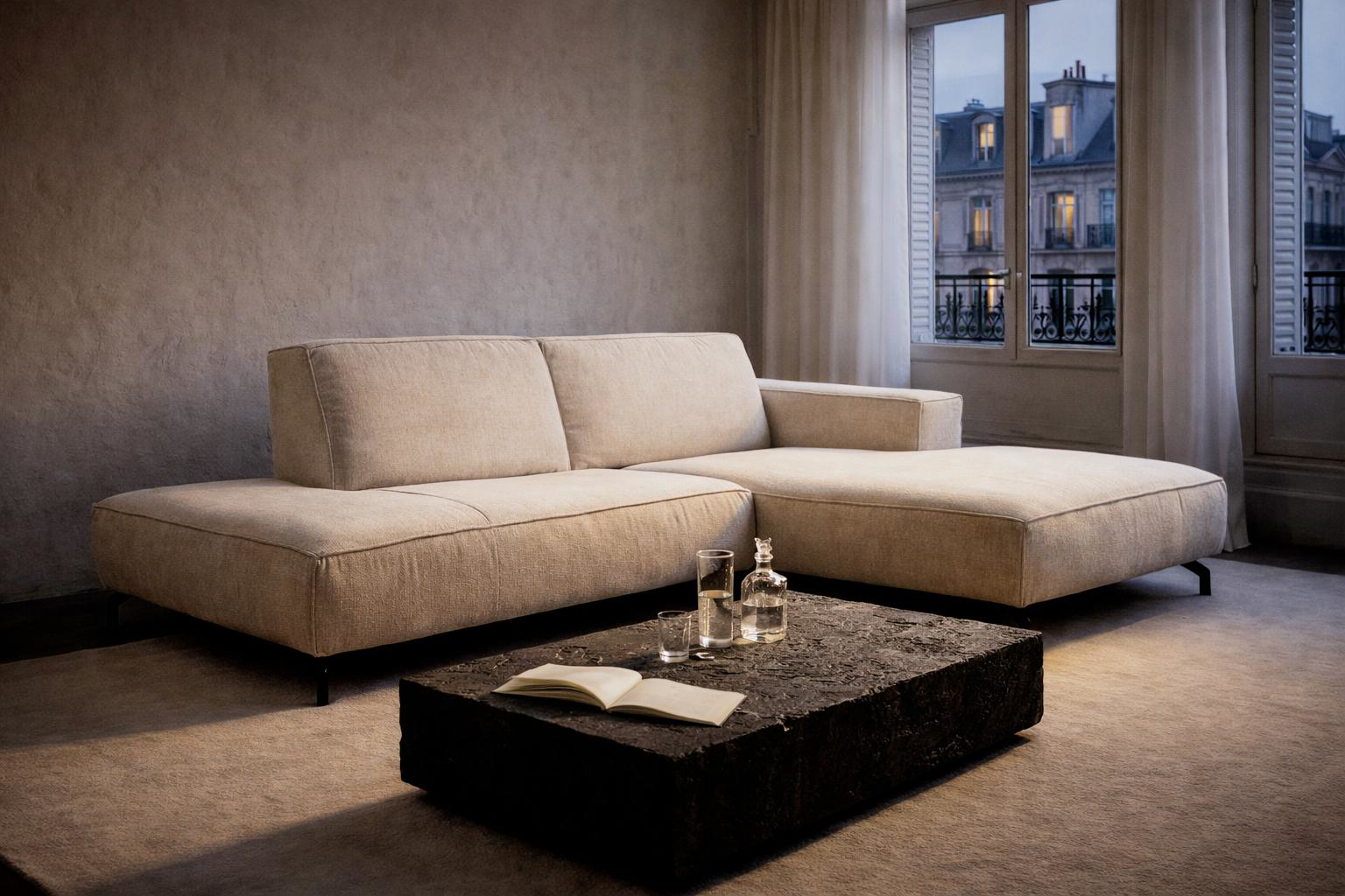 Canapé d’angle droit Blanche en tissu chenille beige Paname Avenue, dans un décor inspire d'un quartier parisien