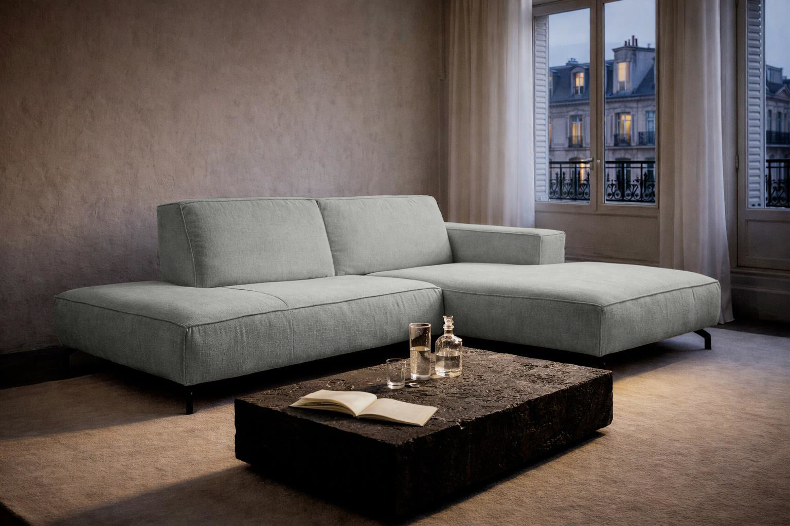 Canapé d’angle droit Blanche en tissu chenille gris Paname Avenue, dans un décor inspire d'un quartier parisien