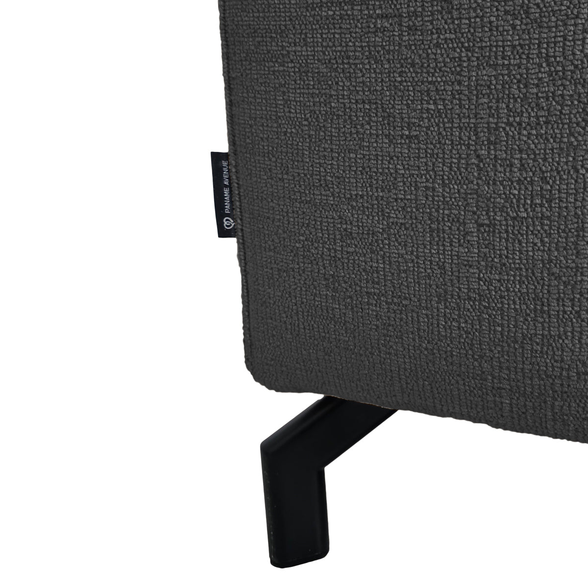 Canapé d’angle droit Blanche en tissu chenille anthracite Paname Avenue, détail du label de la marque