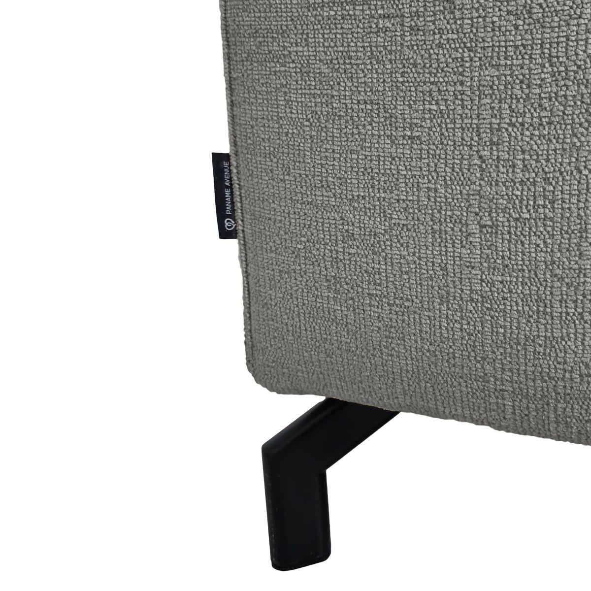 Canapé d’angle droit Blanche en tissu chenille gris clair Paname Avenue, détail du label de la marque
