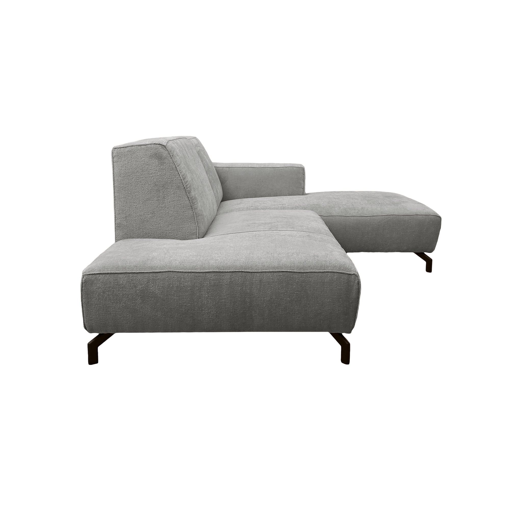 Canapé d’angle droit Blanche en tissu chenille gris clair Paname Avenue, vue de profil sur fond blanc
