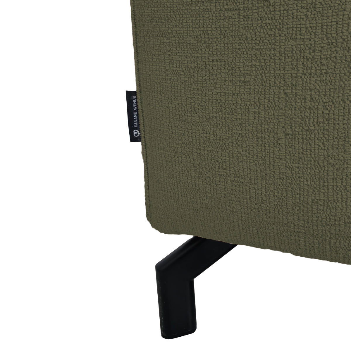 Canapé d’angle droit Blanche en tissu chenille vert olive Paname Avenue, détail du label de la marque