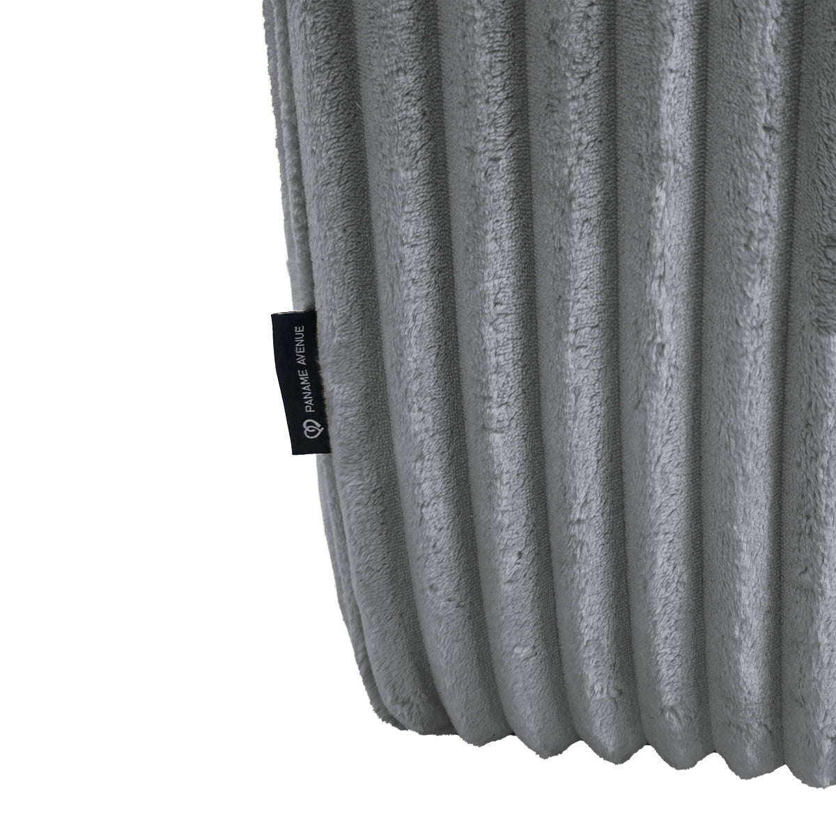 Canapé d’angle droit Bruxelles en tissu gros velours côtelé anthracite Paname Avenue, détail du label de la marque