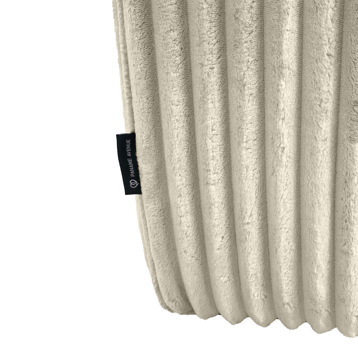 Canapé d’angle droit Bruxelles en tissu gros velours côtelé beige Paname Avenue, détail du label de la marque