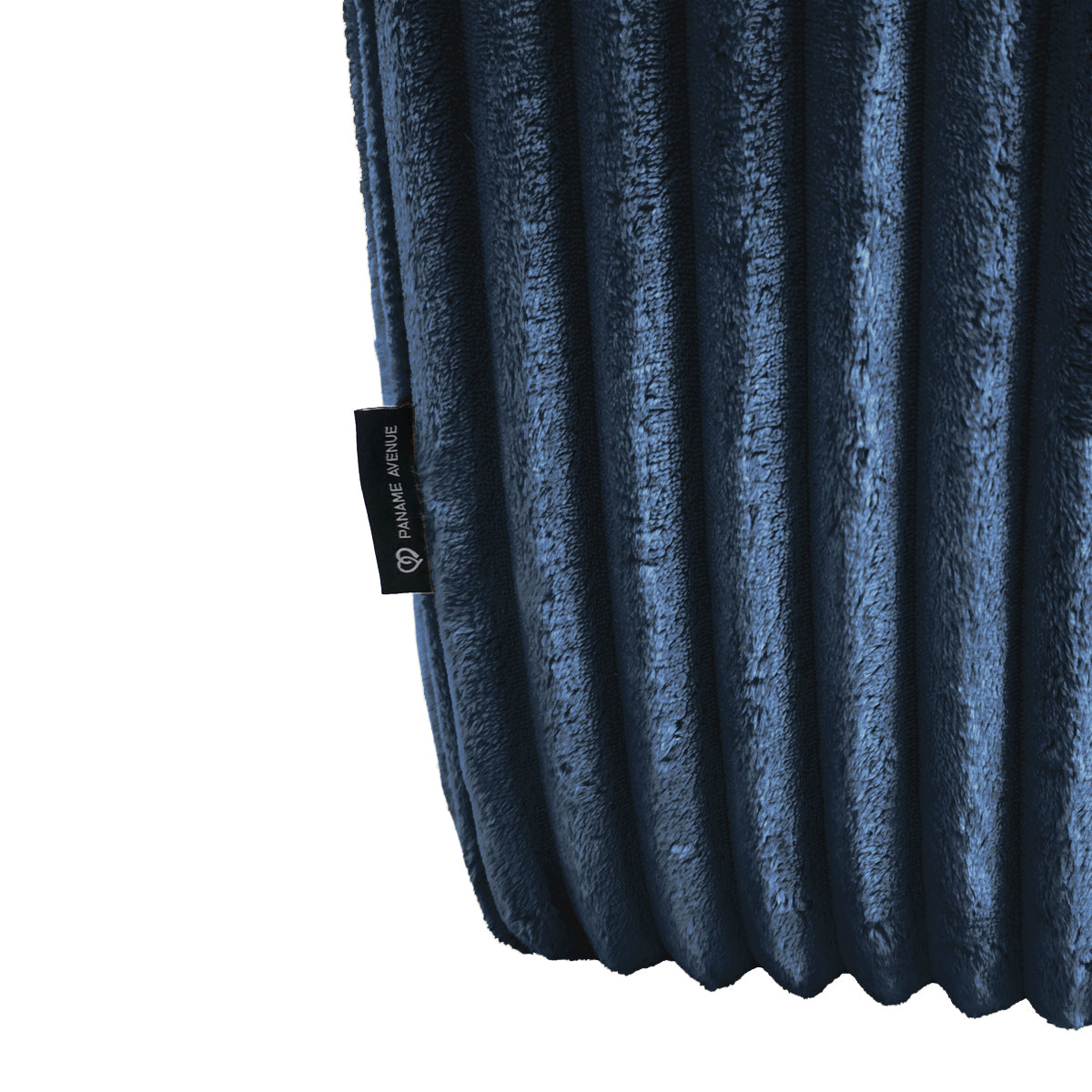 Canapé d’angle droit Bruxelles en tissu gros velours côtelé bleu foncé Paname Avenue, détail du label de la marque