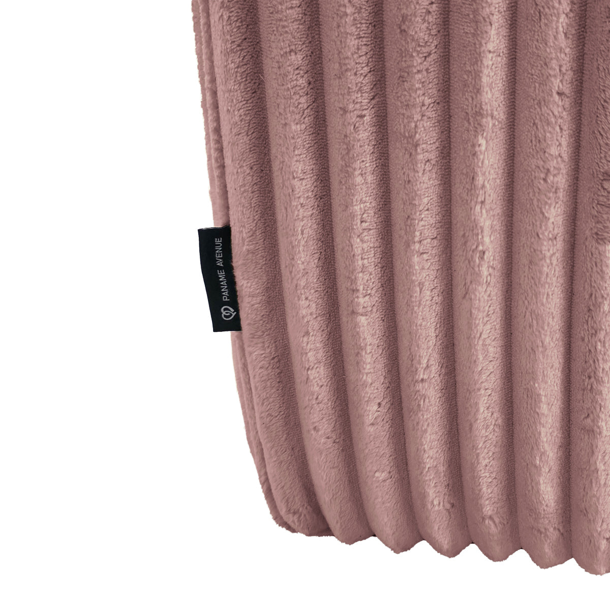 Canapé d’angle droit Bruxelles en tissu gros velours côtelé rose Paname Avenue, détail du label de la marque