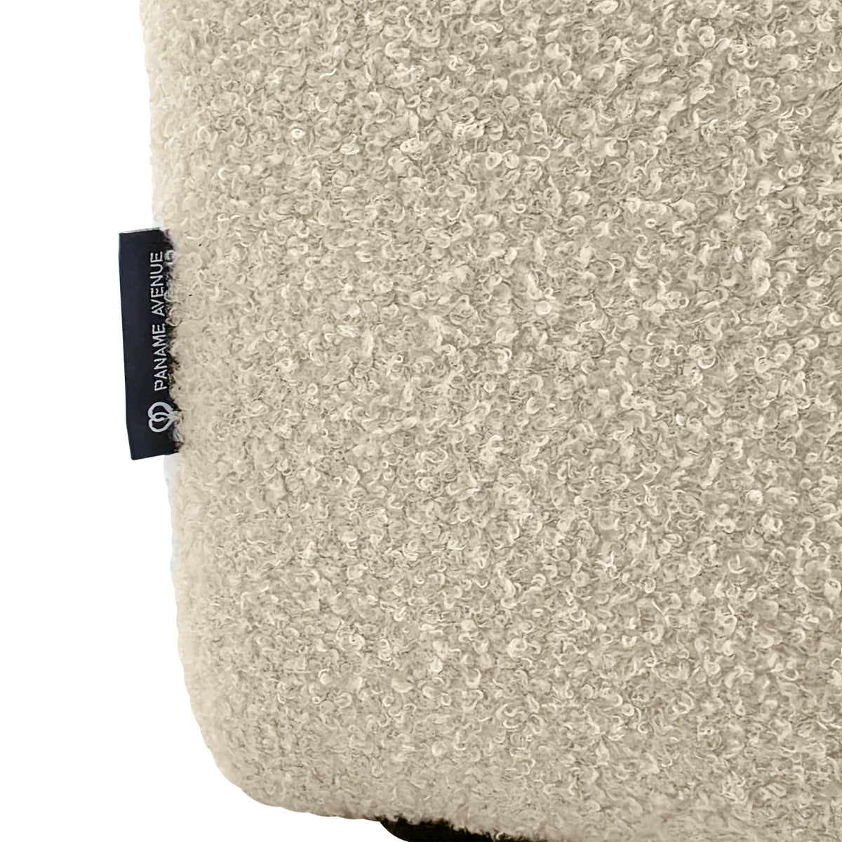 Canapé d’angle droit Chemin-Vert en tissu bouclette beige Paname Avenue, détail du label de la marque
