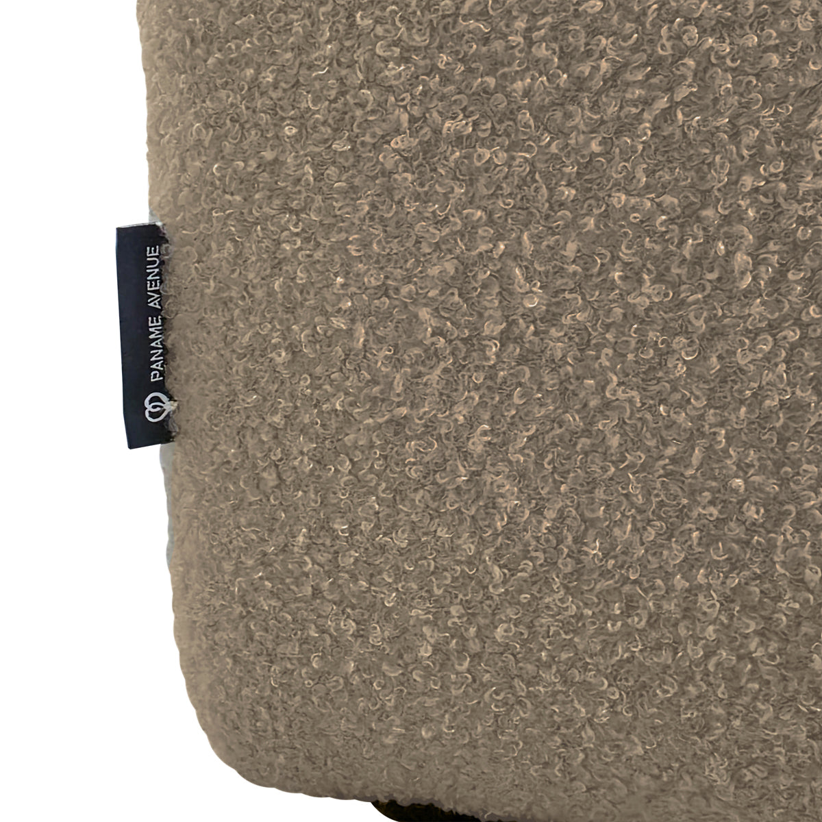 Canapé d’angle droit Chemin-Vert en tissu bouclette taupe Paname Avenue, détail du label de la marque