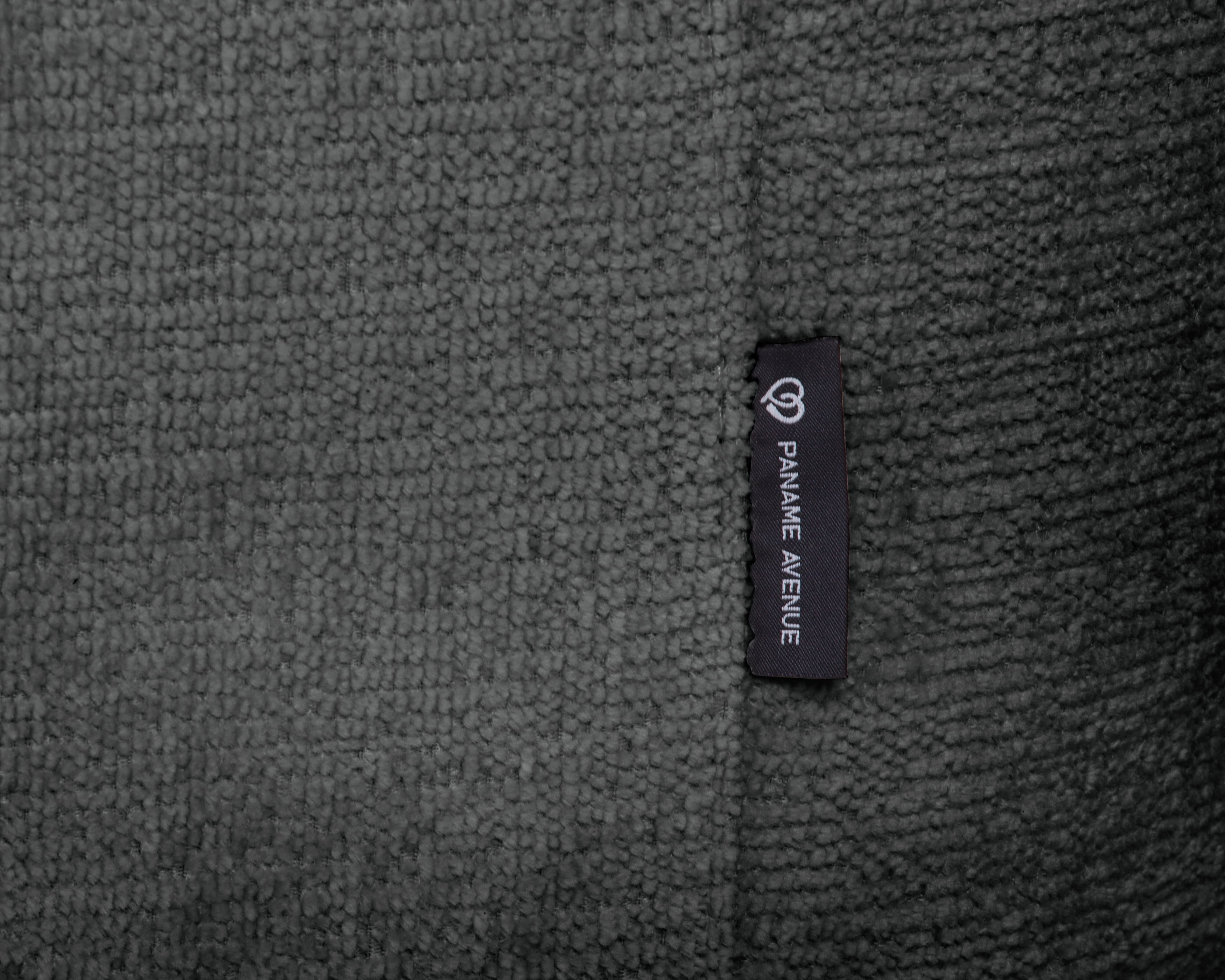 Canapé d’angle droit Lepic en tissu chenille anthracite Paname Avenue, détail du label de la marque