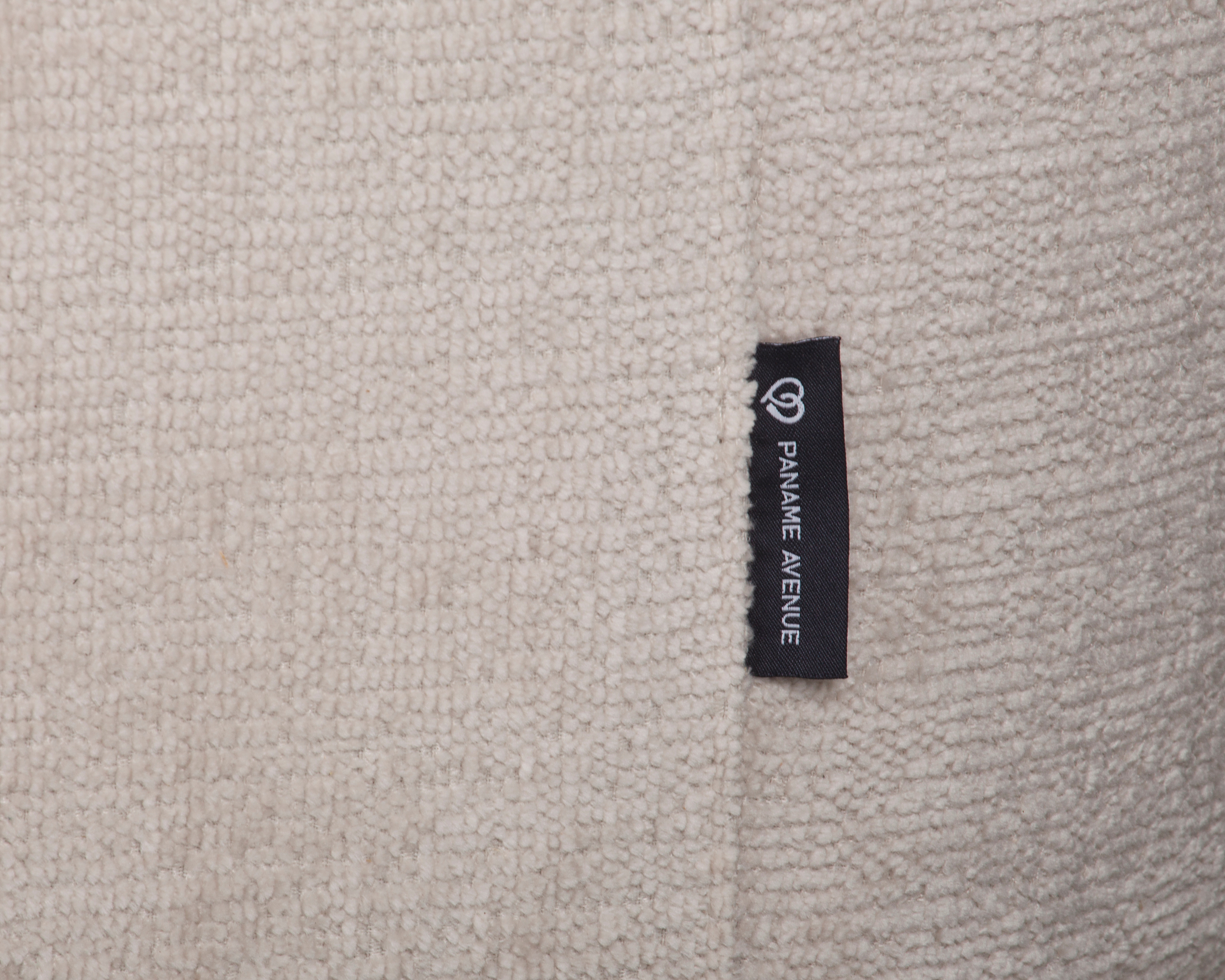 Canapé d’angle droit Lepic en tissu chenille beige Paname Avenue, détail du label de la marque