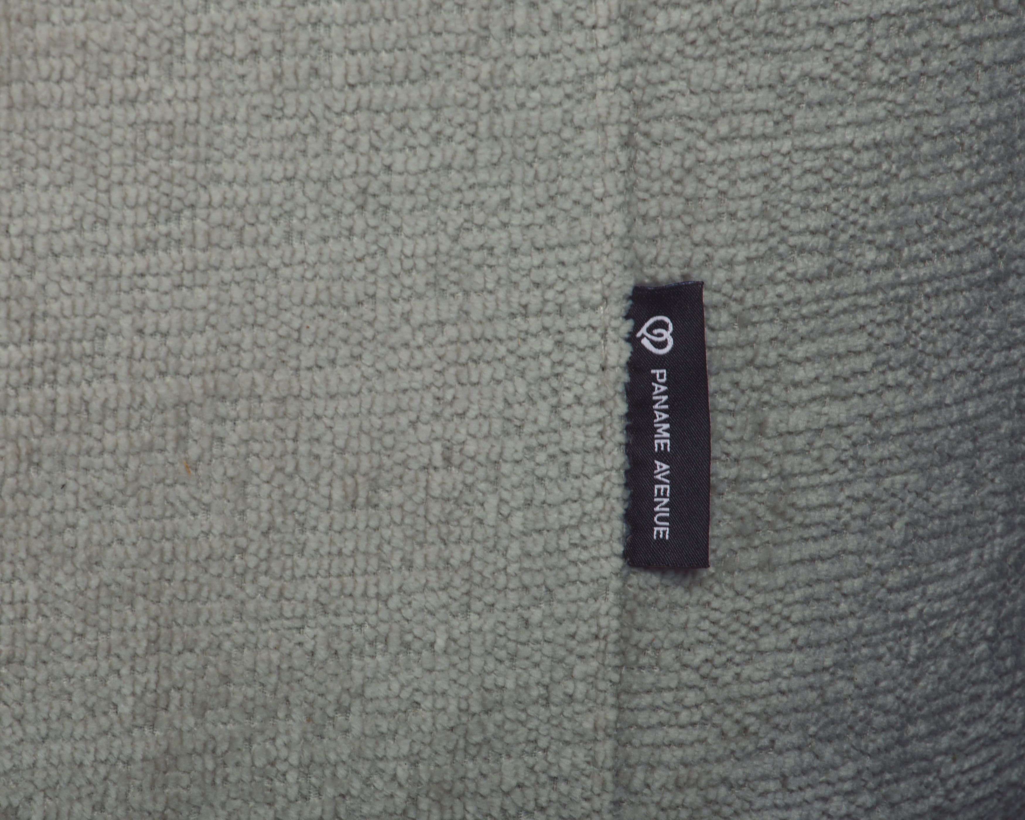 Canapé d’angle droit Lepic en tissu chenille gris Paname Avenue, détail du label de la marque