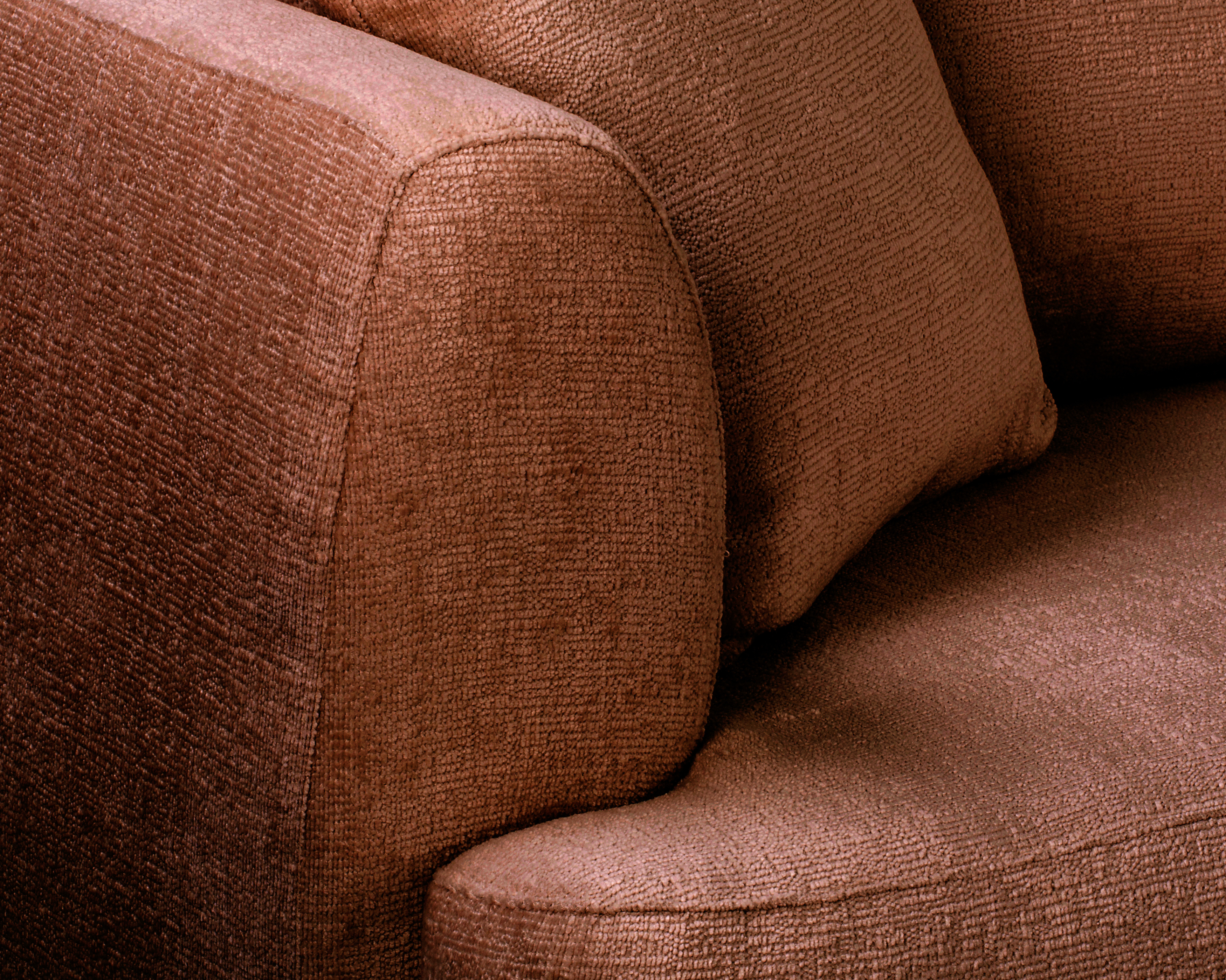 Canapé d’angle droit Lepic en tissu chenille terracotta Paname Avenue, zoom sur l’accoudoir