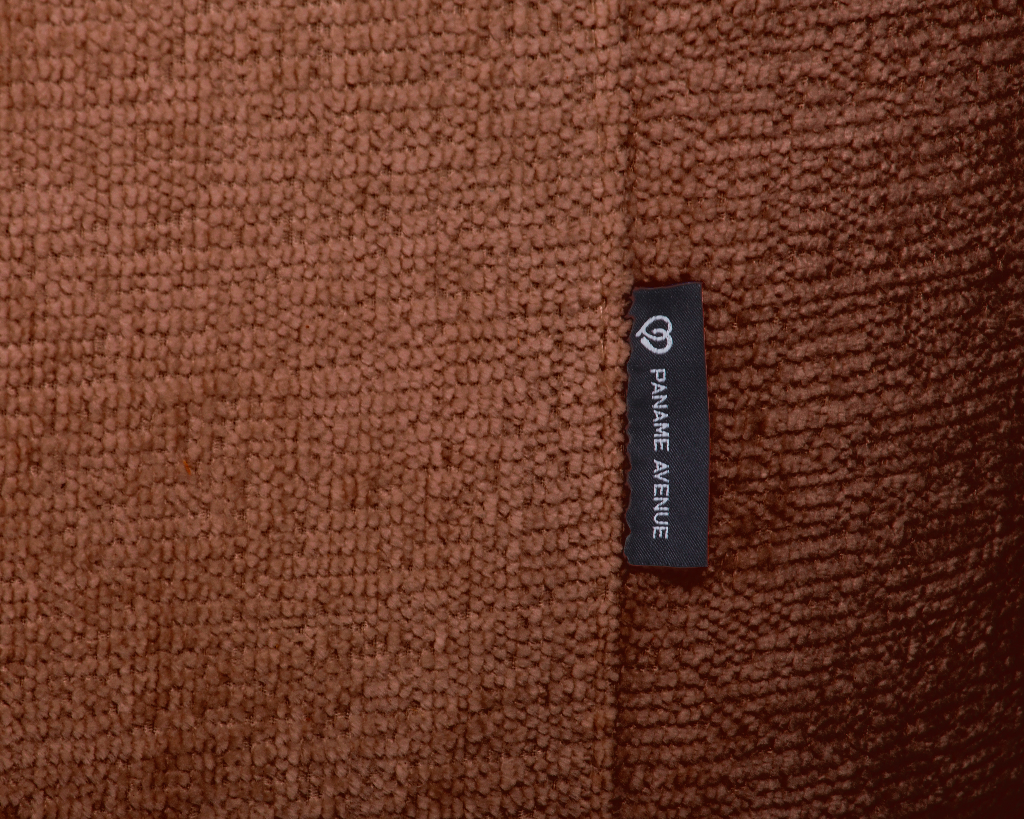 Canapé d’angle droit Lepic en tissu chenille terracotta Paname Avenue, détail du label de la marque