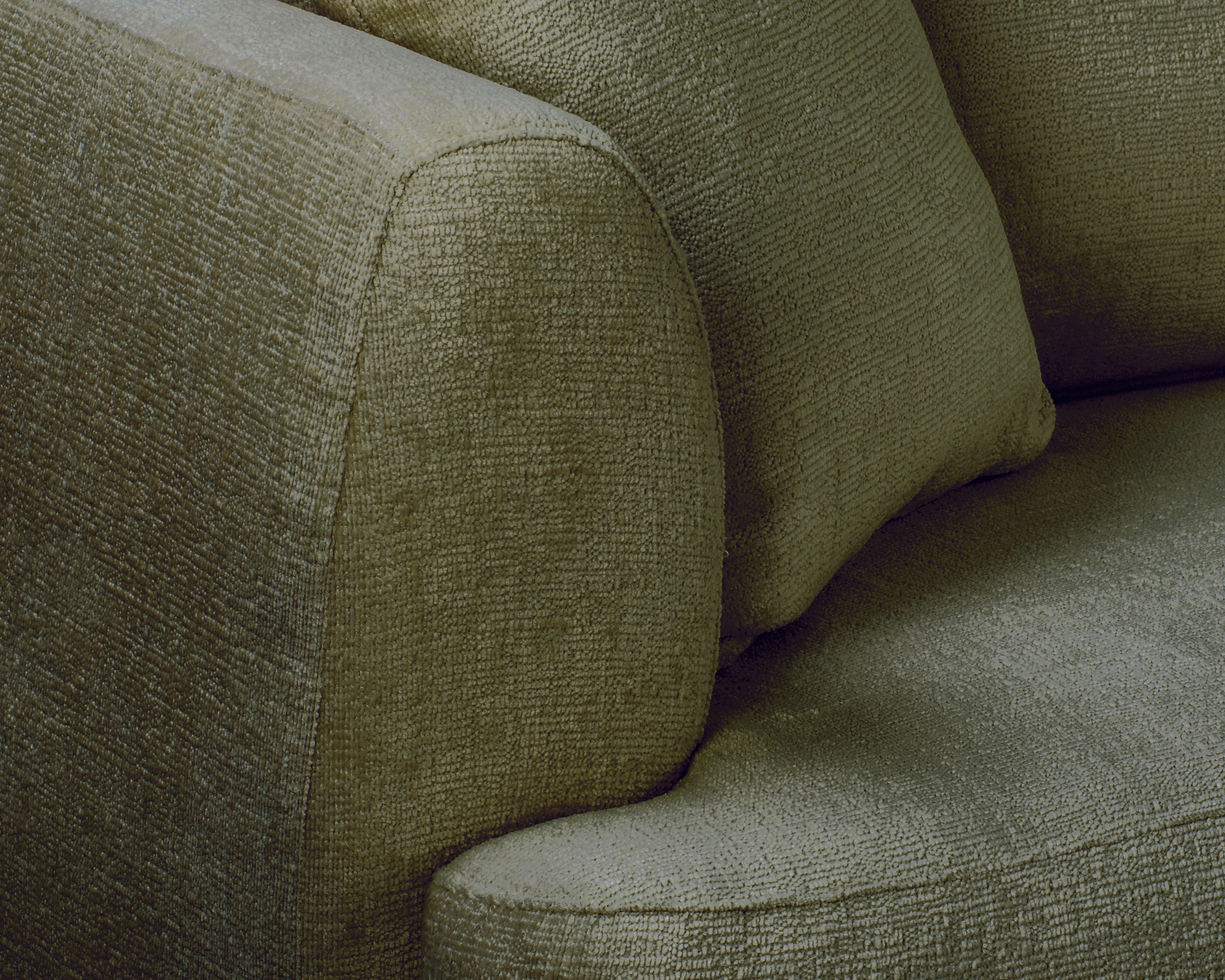 Canapé d’angle droit Lepic en tissu chenille vert olive Paname Avenue, zoom sur l’accoudoir