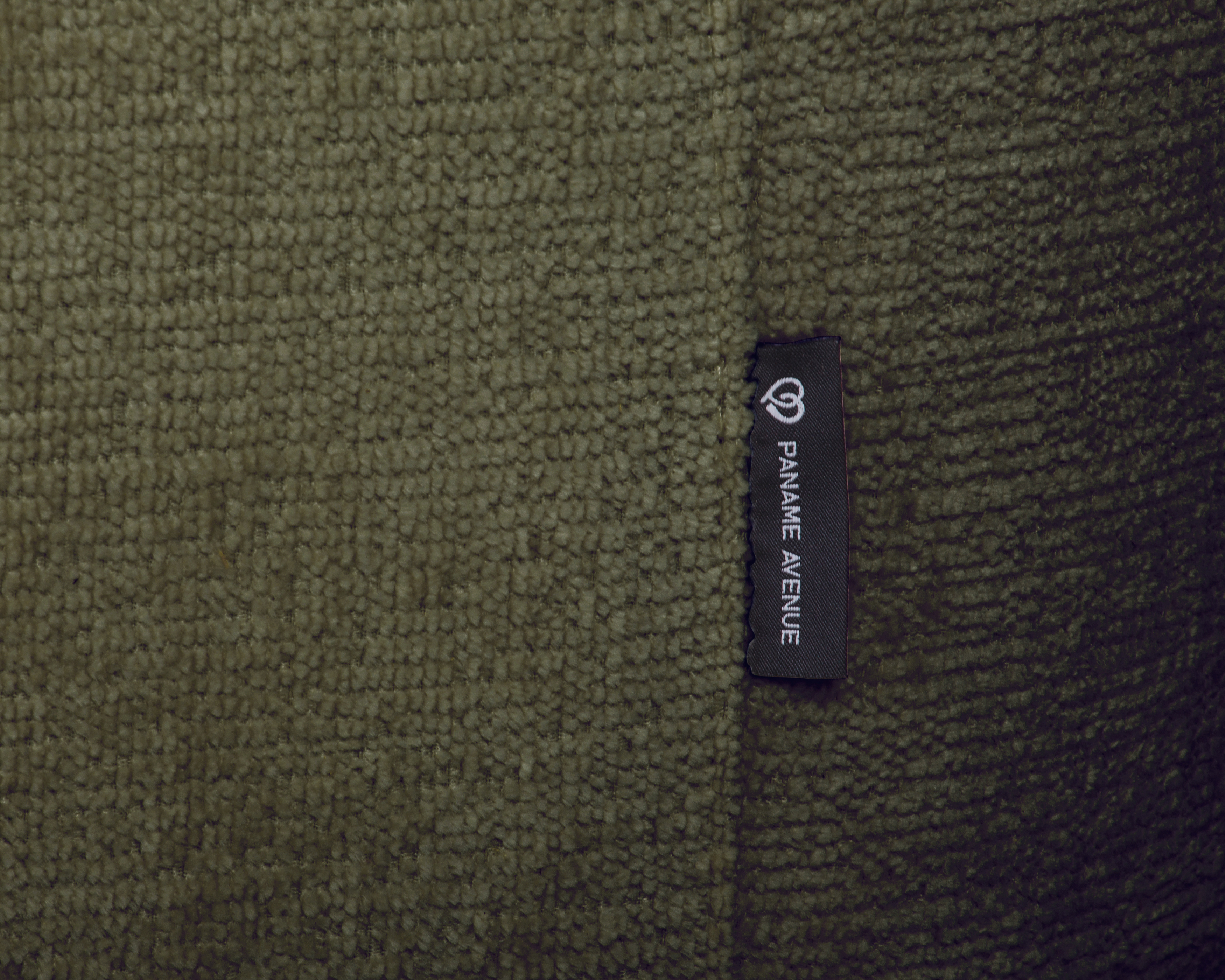 Canapé d’angle droit Lepic en tissu chenille vert olive Paname Avenue, détail du label de la marque