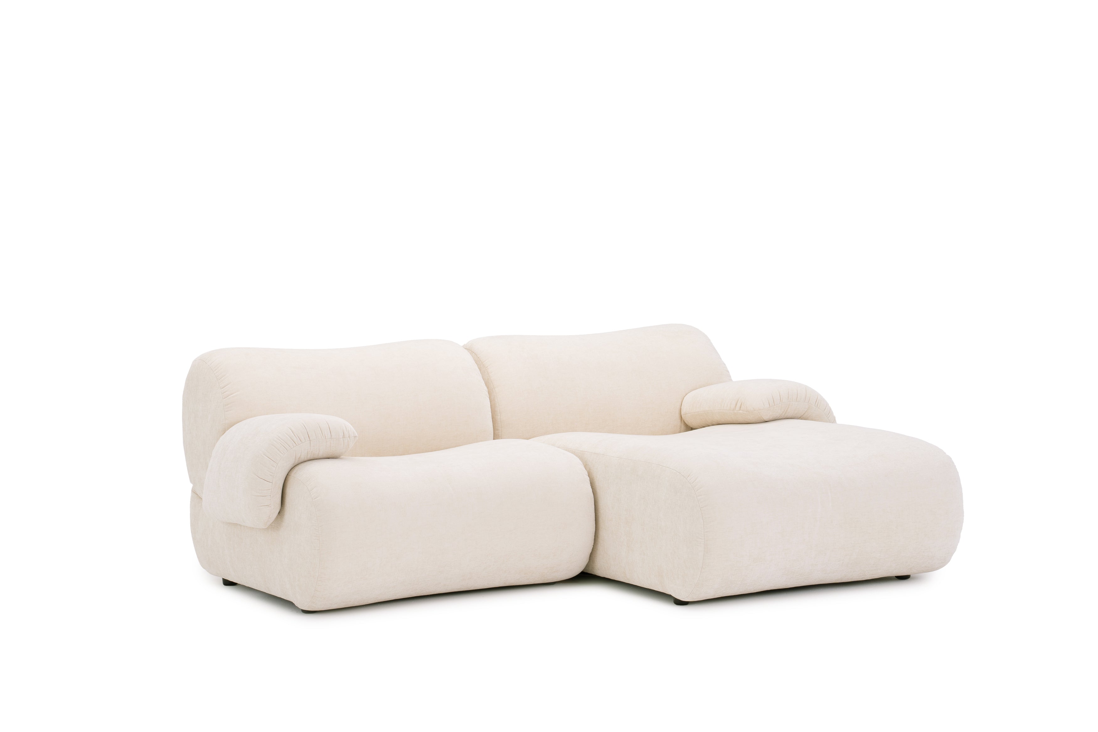 Canapé d’angle droit Pot-de-Fer en tissu chenille beige Paname Avenue, vue trois-quarts sur fond blanc