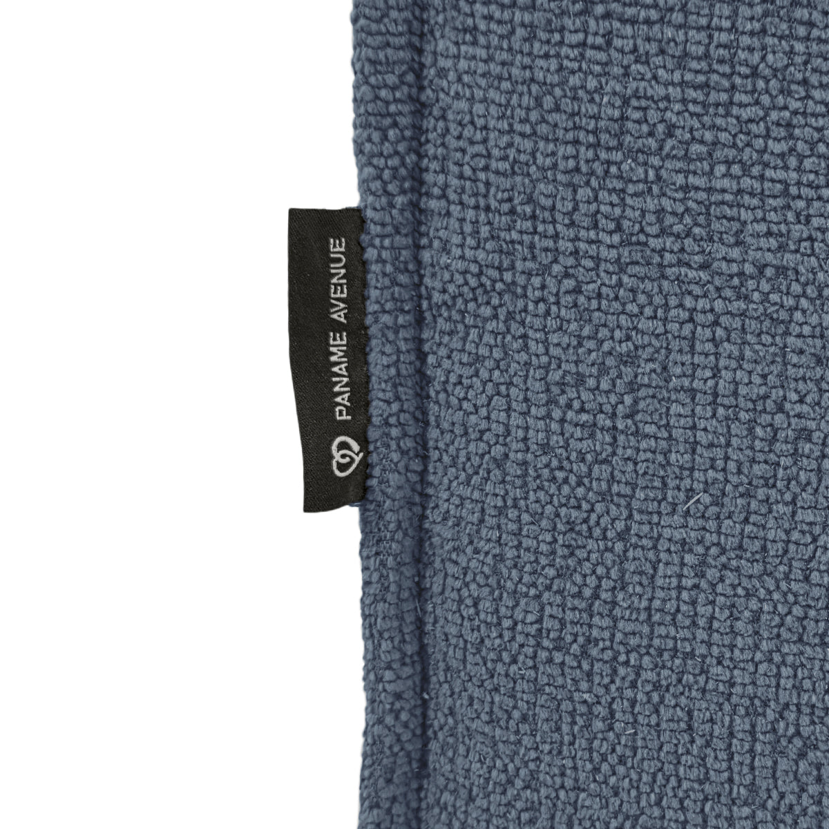 Canapé d’angle droit Prévôt en tissu chenille bleu Paname Avenue, détail du label de la marque