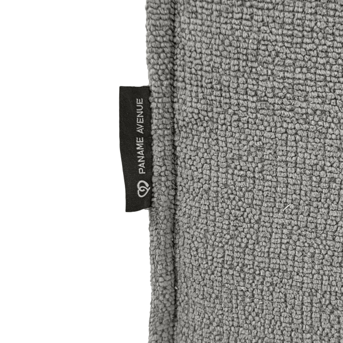 Canapé d’angle droit Prévôt en tissu chenille gris Paname Avenue, détail du label de la marque