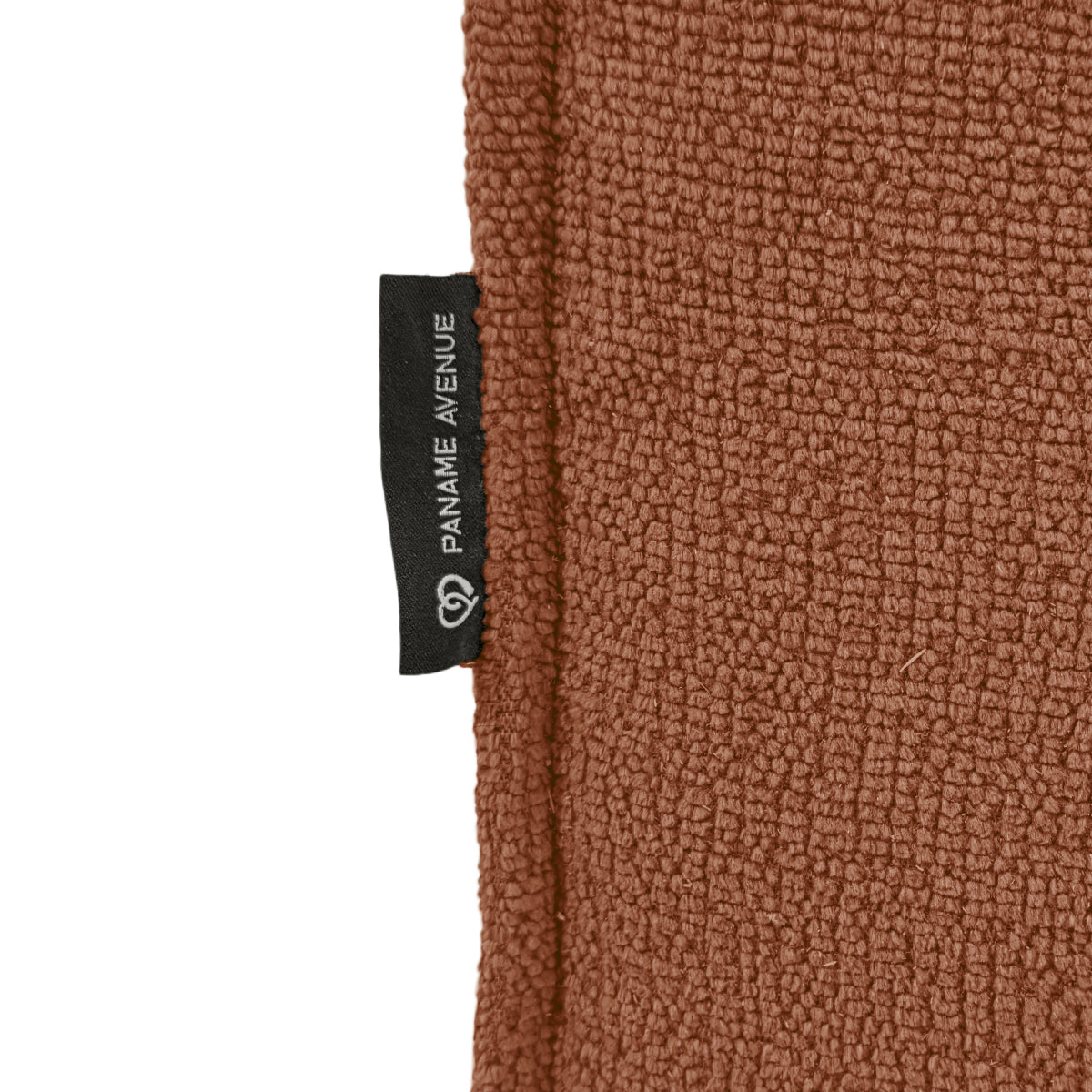 Canapé d’angle droit Prévôt en tissu chenille terracotta Paname Avenue, détail du label de la marque
