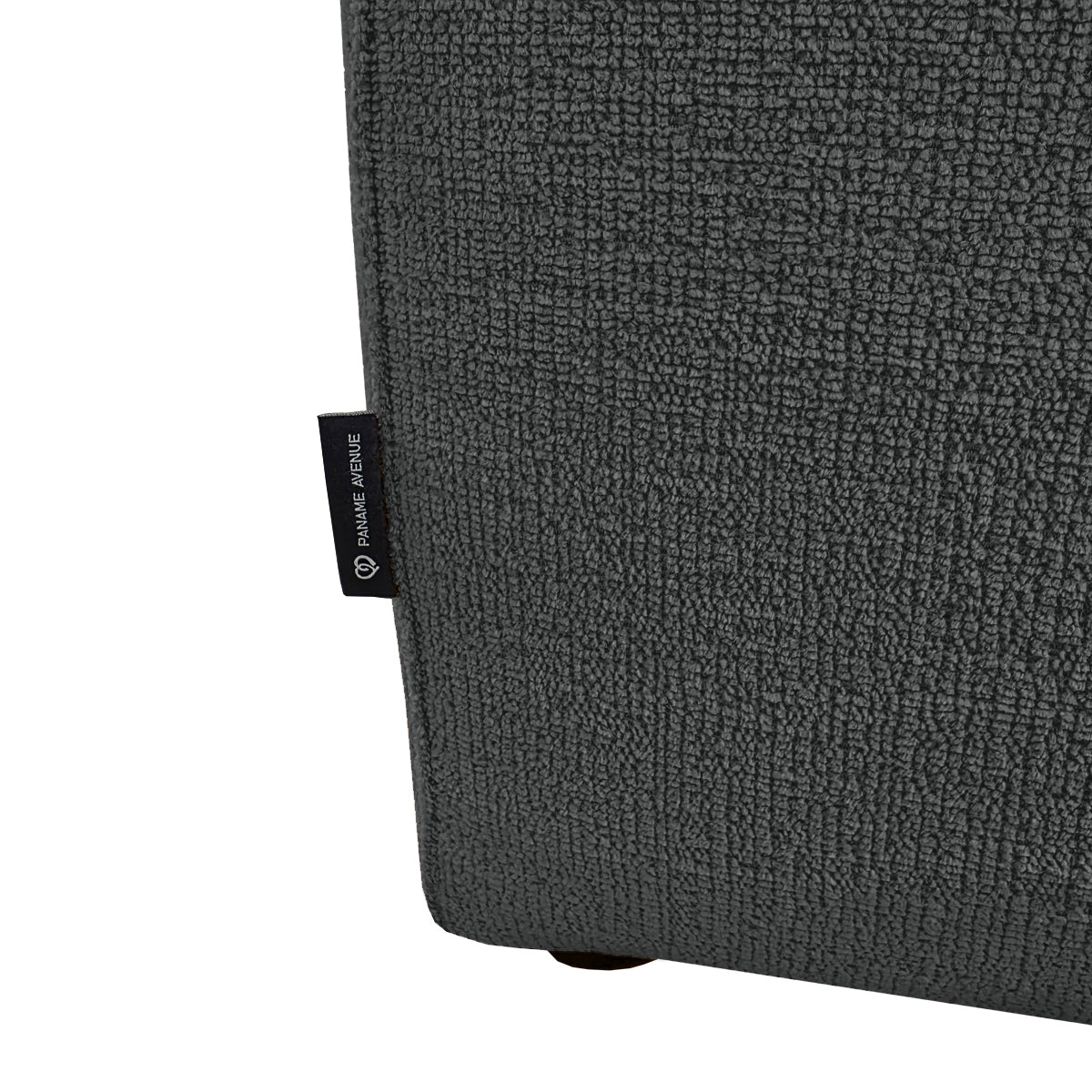 Canapé d’angle droit Roi-de-Sicile en tissu chenille anthracite Paname Avenue, détail du label de la marque