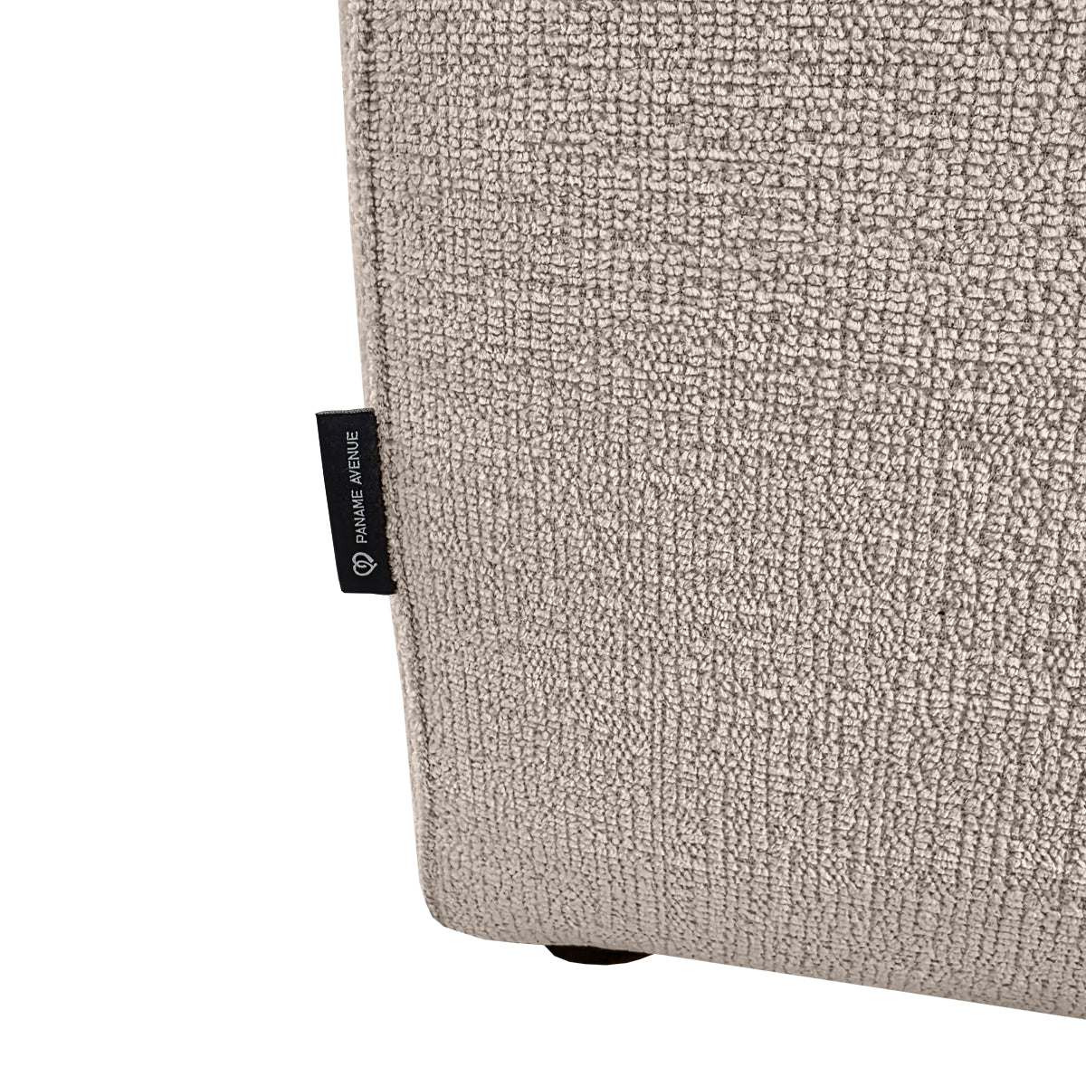Canapé d’angle droit Roi-de-Sicile en tissu chenille beige Paname Avenue, détail du label de la marque