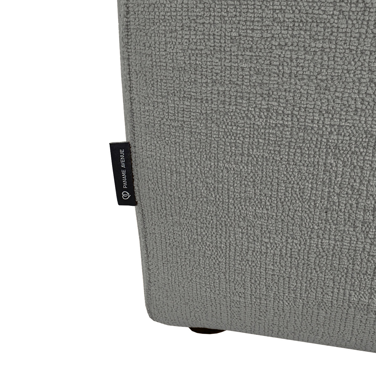 Canapé d’angle droit Roi-de-Sicile en tissu chenille gris Paname Avenue, détail du label de la marque