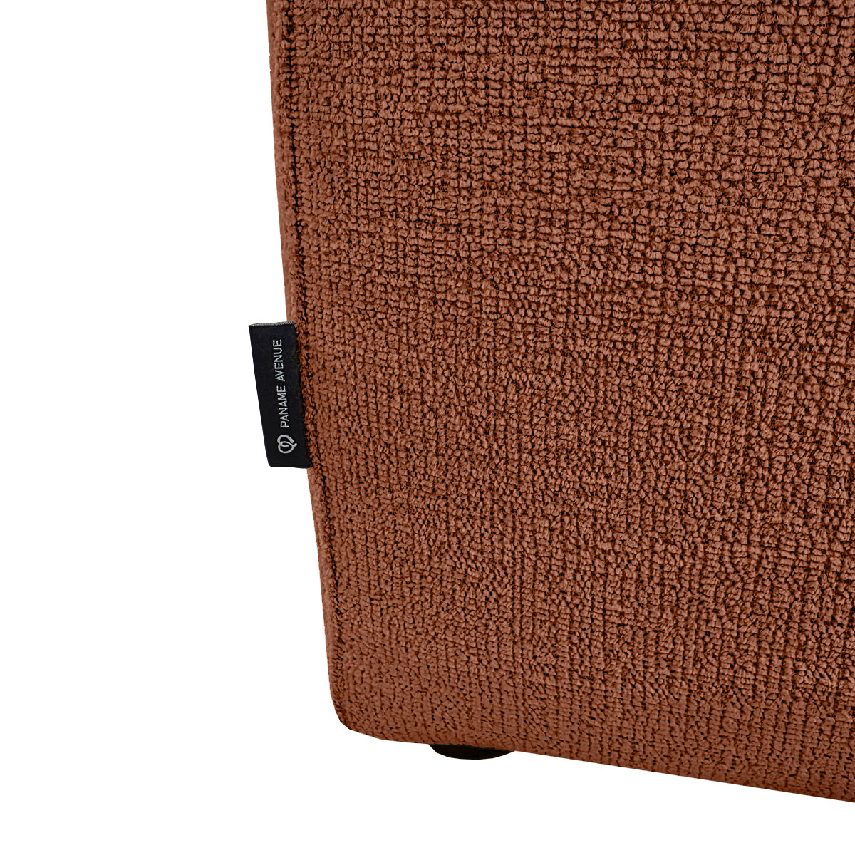 Canapé d’angle droit Roi-de-Sicile en tissu chenille terracotta Paname Avenue, détail du label de la marque
