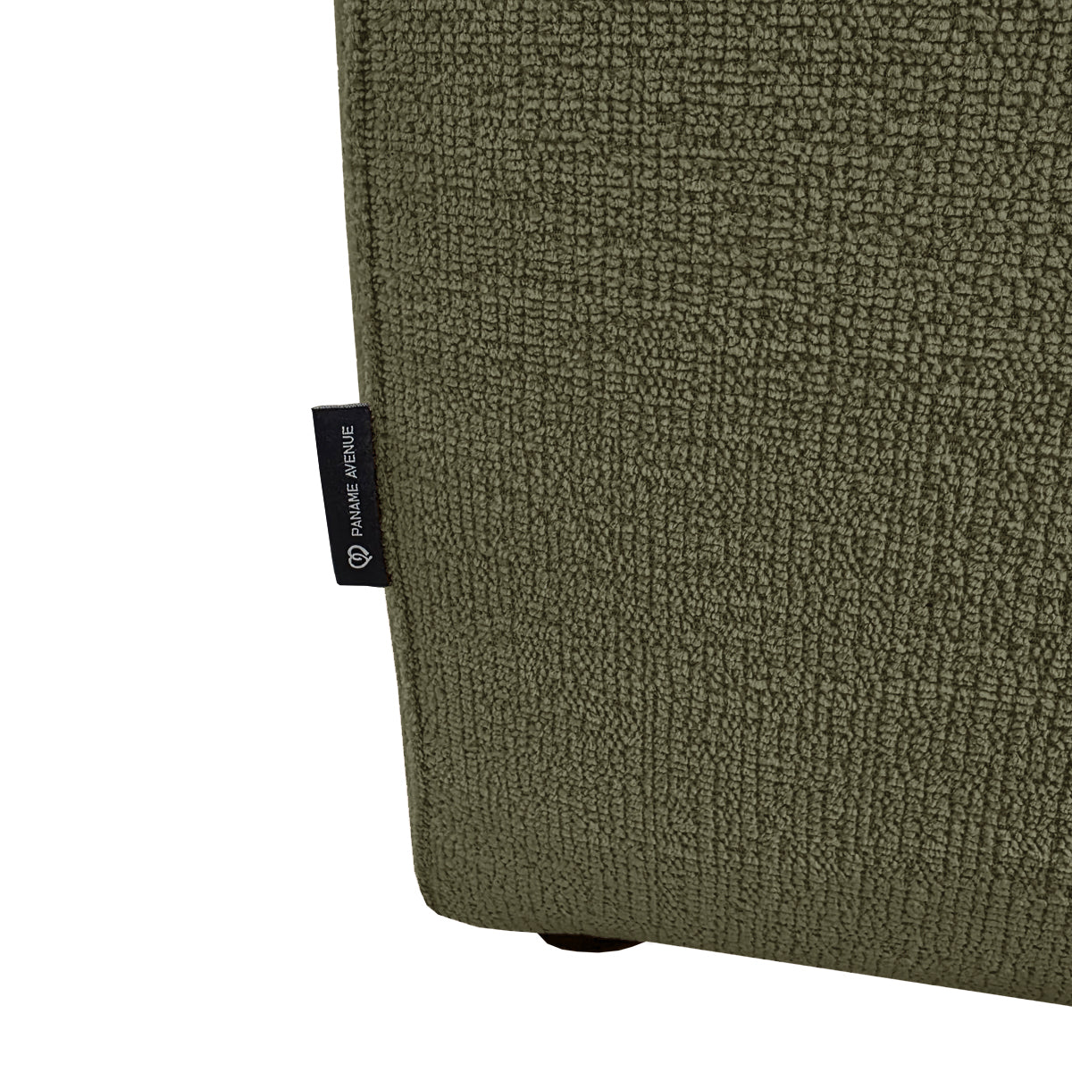 Canapé d’angle droit Roi-de-Sicile en tissu chenille vert olive Paname Avenue, détail du label de la marque