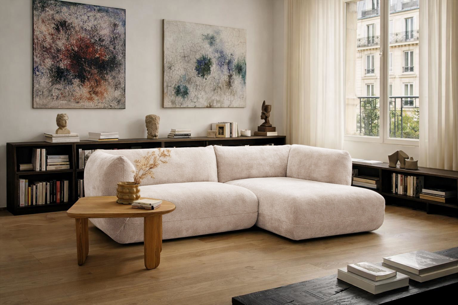 Canapé d’angle droit Sainte-Croix en tissu chenille beige Paname Avenue dans un salon parisien élégant dans le quartier du Marais