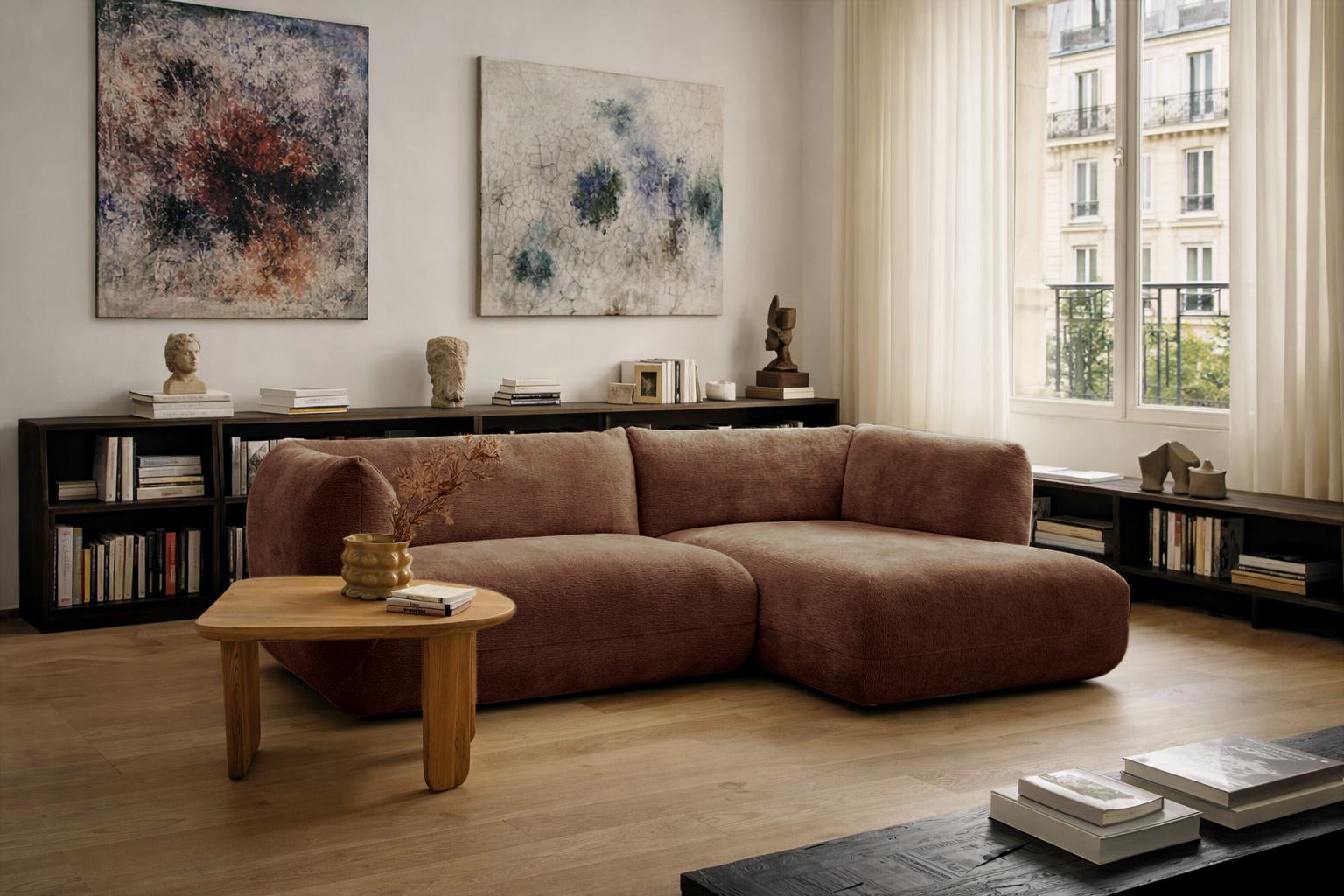 Canapé d’angle droit Sainte-Croix en tissu chenille marron Paname Avenue dans un salon parisien élégant dans le quartier du Marais