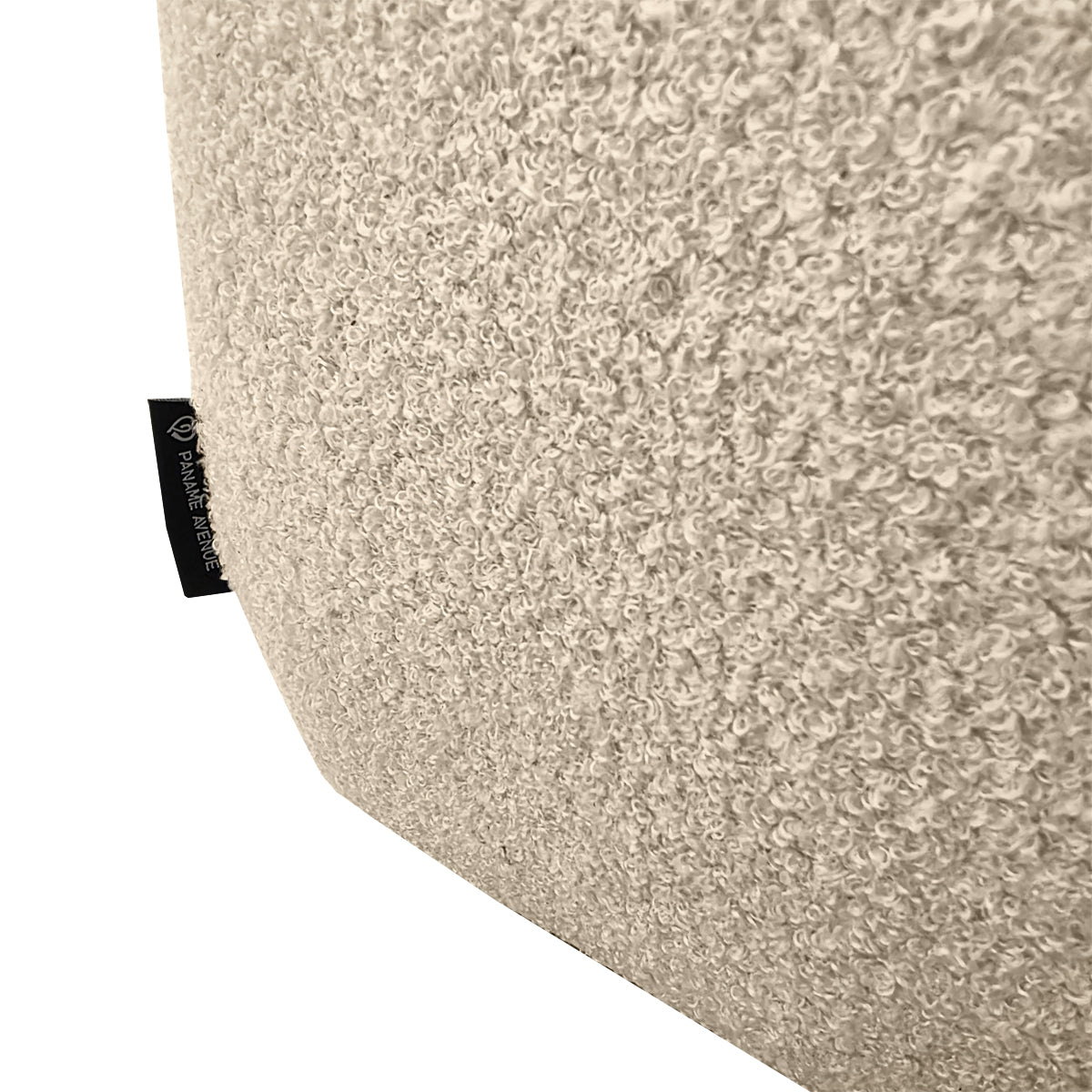 Canapé d'angle gauche Aboukir en tissu bouclette beige Paname Avenue, détail du label de la marque
