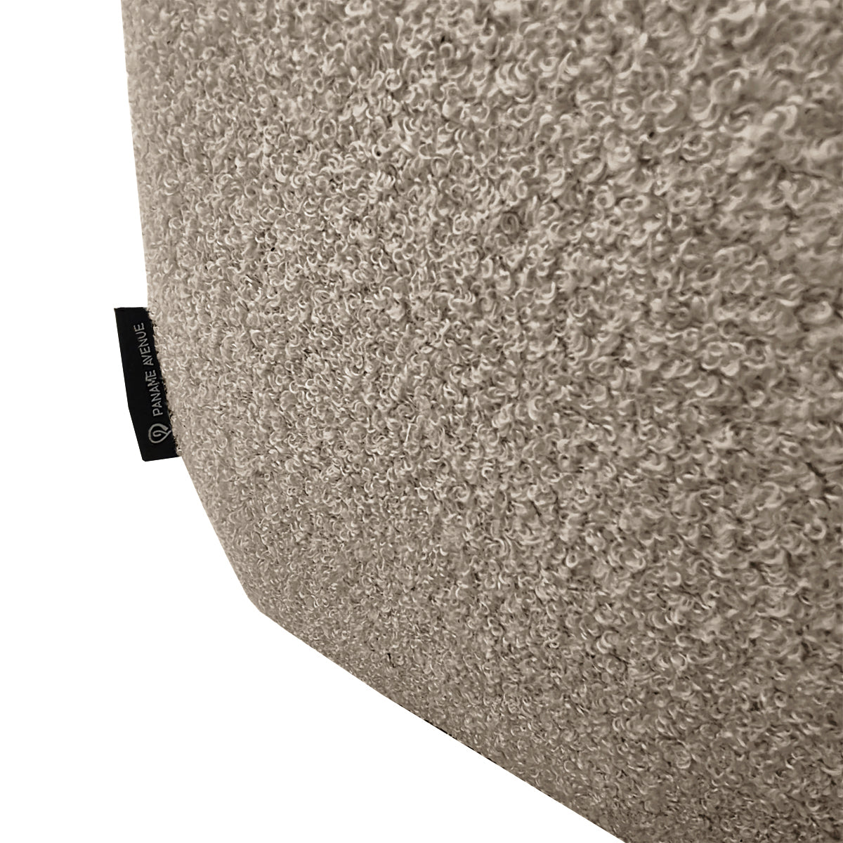 Canapé d'angle gauche Aboukir en tissu bouclette taupe Paname Avenue, détail du label de la marque