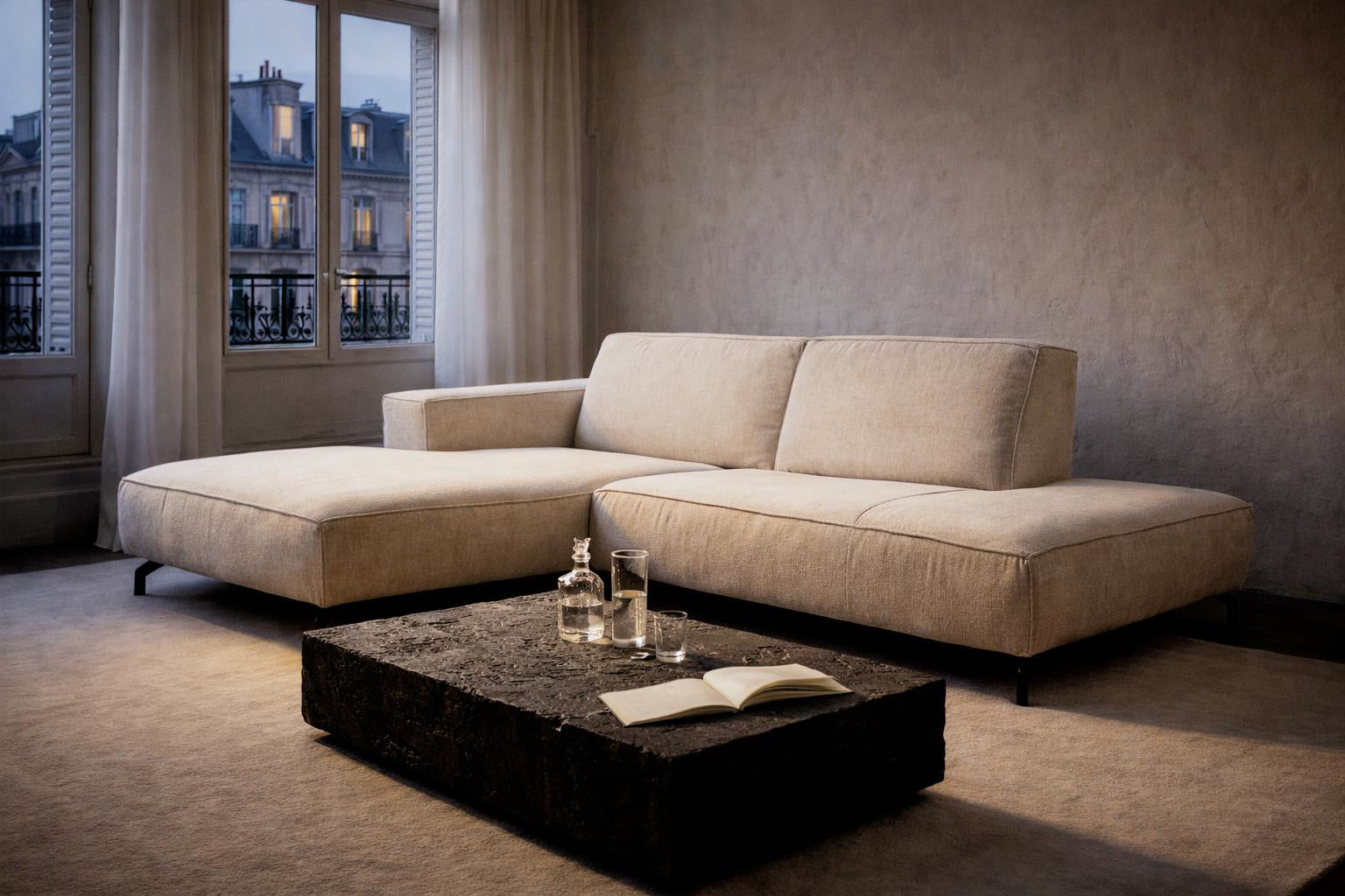 Canapé d’angle gauche Blanche en tissu chenille beige Paname Avenue, dans un décor inspire d'un quartier parisien