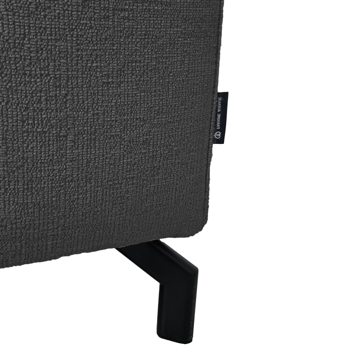Canapé d’angle gauche Blanche en tissu chenille anthracite Paname Avenue, détail du label de la marque