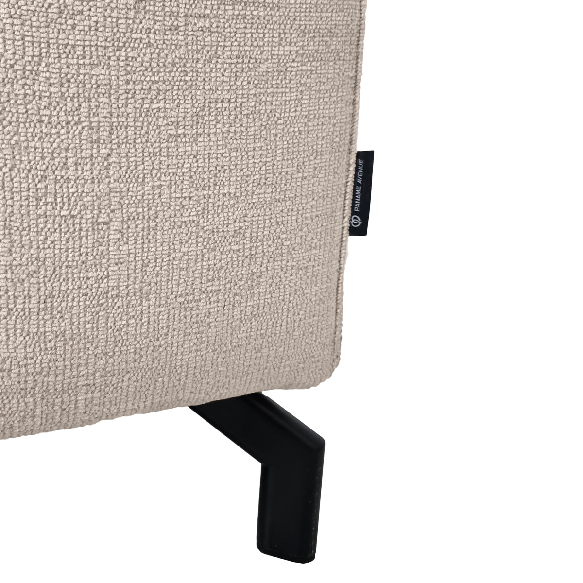 Canapé d’angle gauche Blanche en tissu chenille beige Paname Avenue, détail du label de la marque
