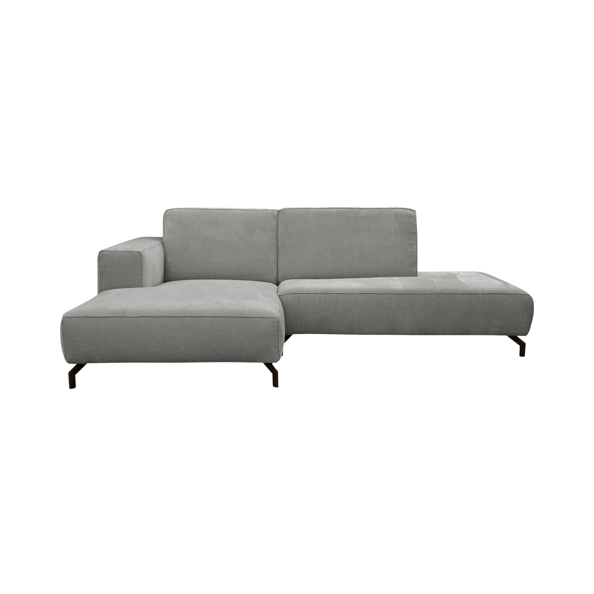Canapé d’angle gauche Blanche en tissu chenille gris clair Paname Avenue, vue de face sur fond blanc