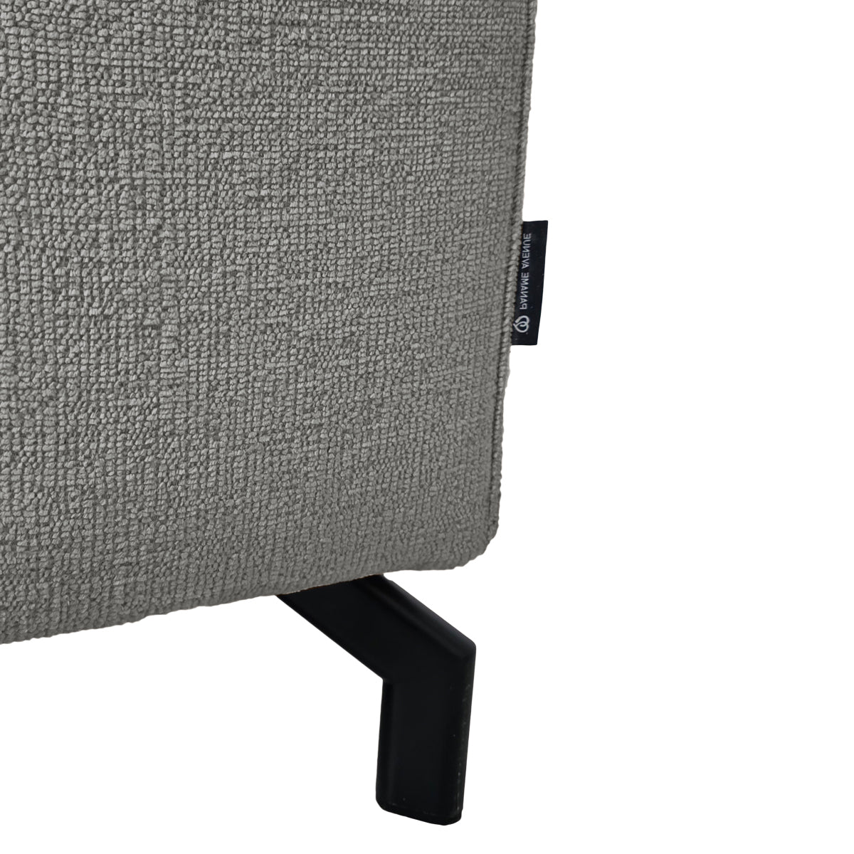 Canapé d’angle gauche Blanche en tissu chenille gris Paname Avenue, détail du label de la marque