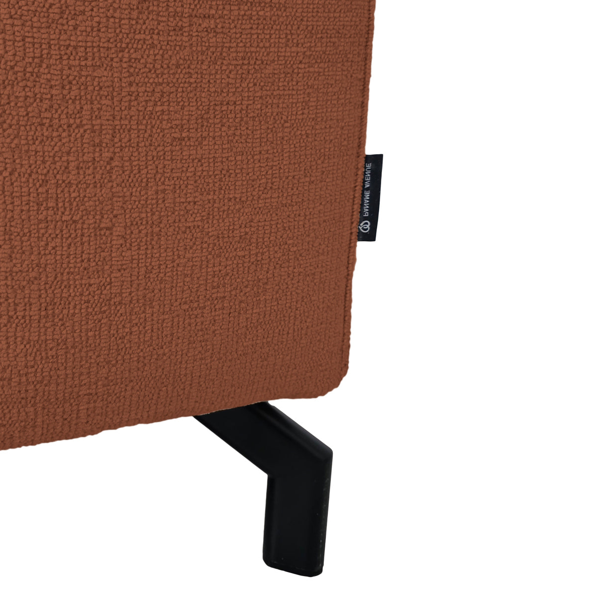 Canapé d’angle gauche Blanche en tissu chenille terracotta Paname Avenue, détail du label de la marque