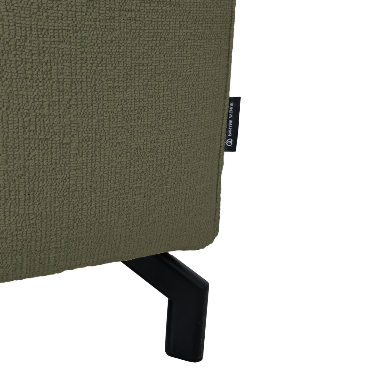 Canapé d’angle gauche Blanche en tissu chenille vert olive Paname Avenue, détail du label de la marque