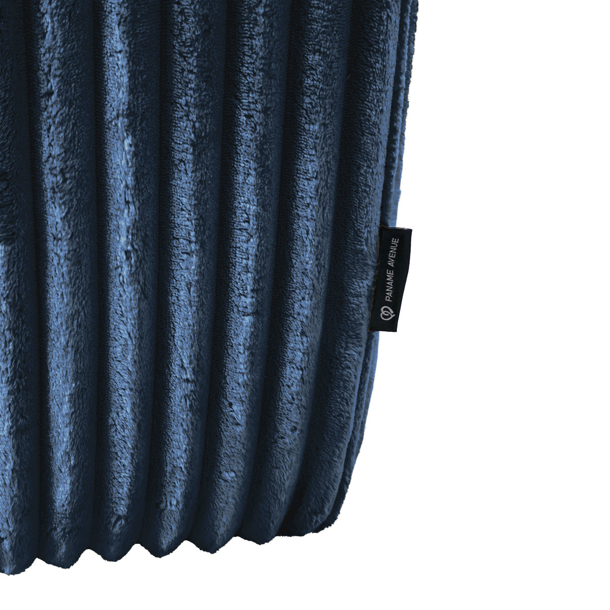 Canapé d’angle gauche Bruxelles en tissu gros velours côtelé bleu foncé Paname Avenue, détail du label de la marque