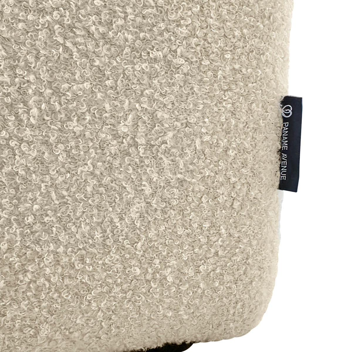 Canapé d’angle gauche Chemin-Vert en tissu bouclette beige Paname Avenue, détail du label de la marque