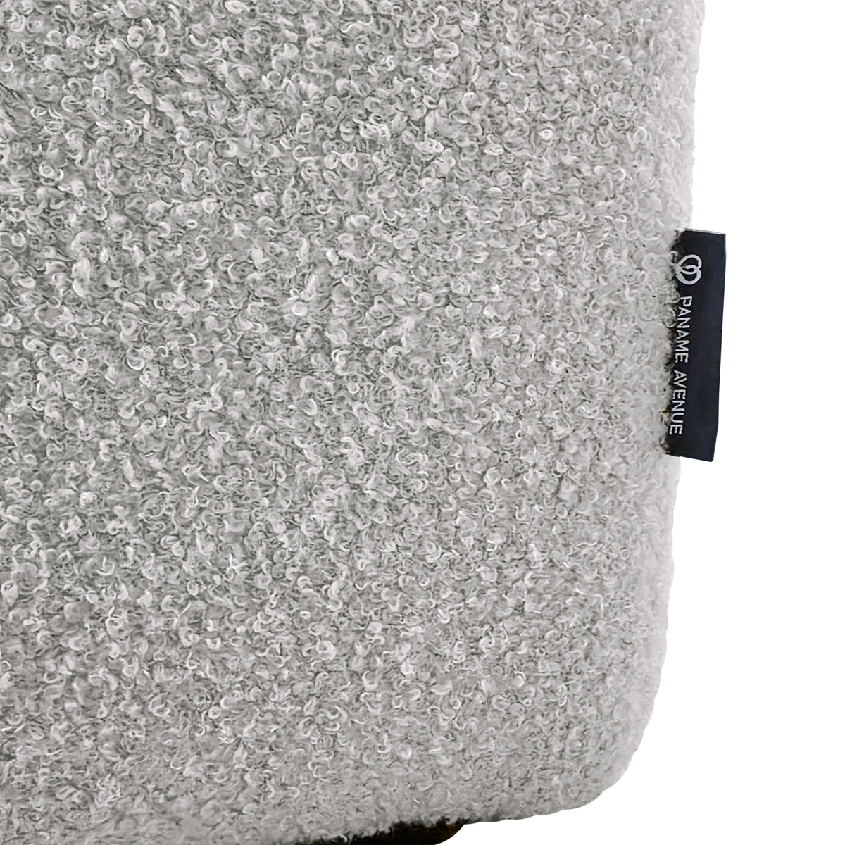 Canapé d’angle gauche Chemin-Vert en tissu bouclette gris clair Paname Avenue, détail du label de la marque