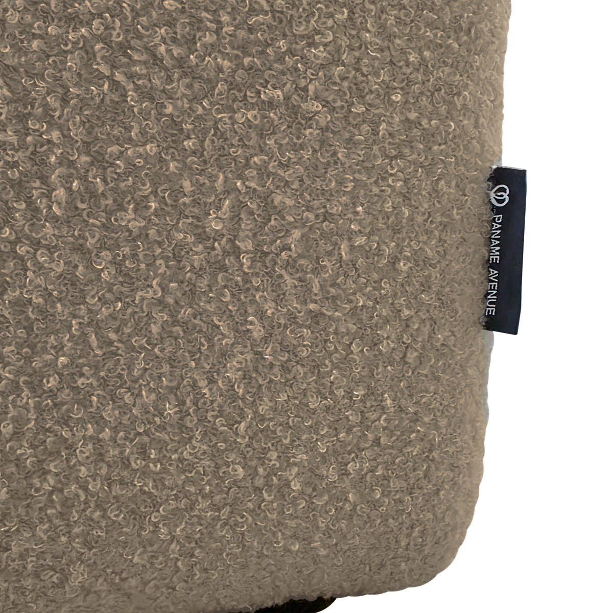 Canapé d’angle gauche Chemin-Vert en tissu bouclette taupe Paname Avenue, détail du label de la marque