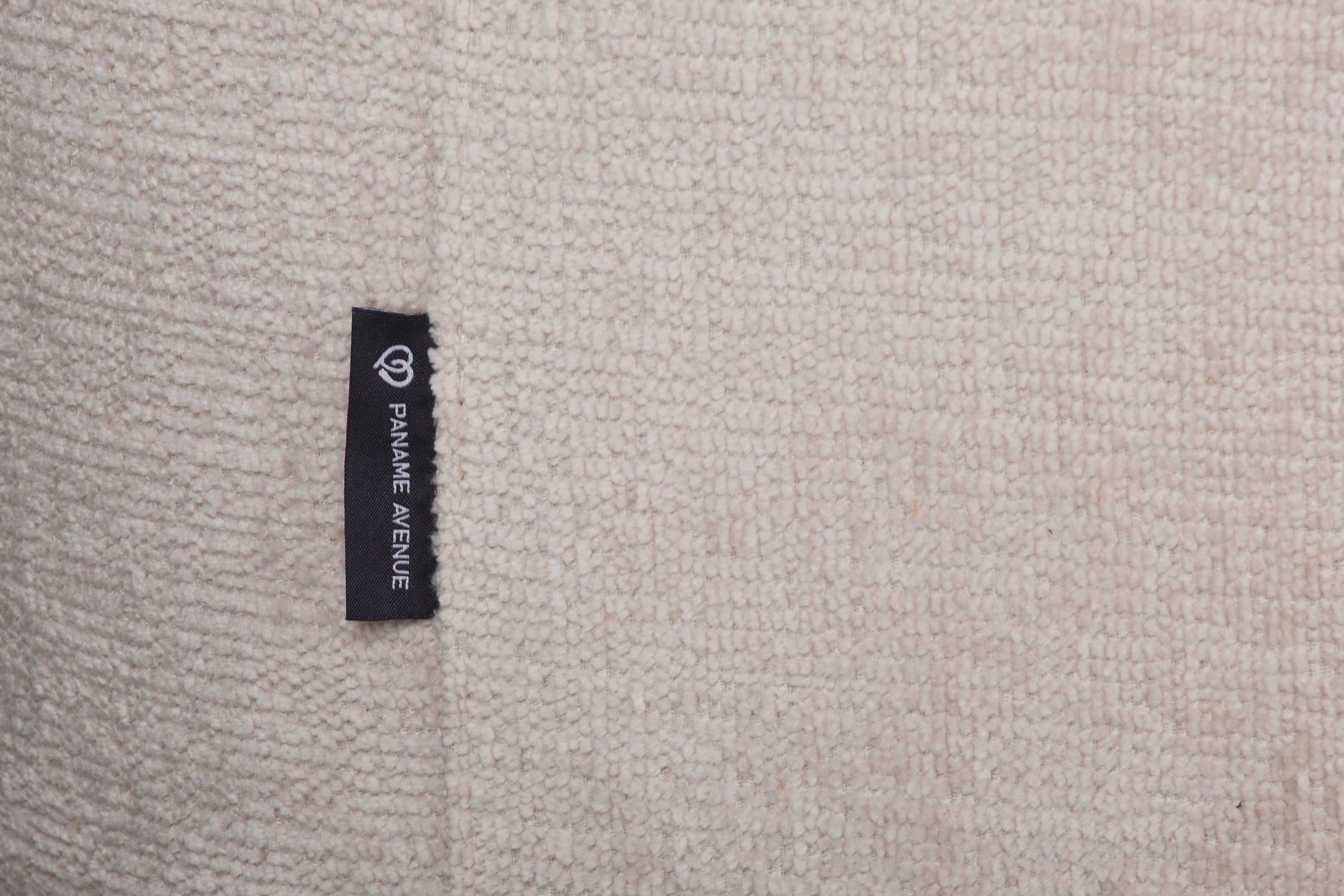 Canapé d’angle gauche Lepic en tissu chenille beige Paname Avenue, détail du label de la marque