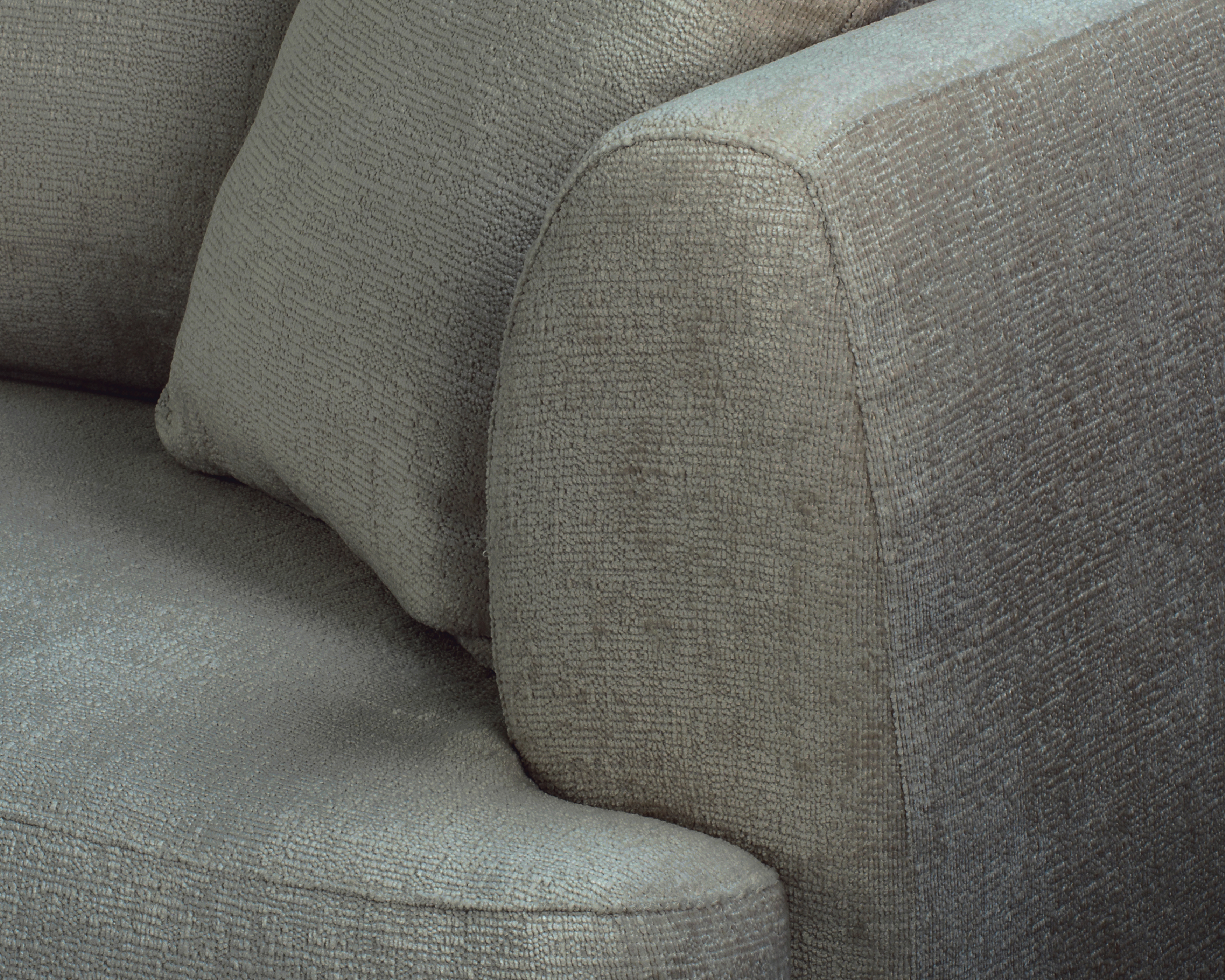 Canapé d’angle gauche Lepic en tissu chenille gris Paname Avenue, zoom sur l’accoudoir