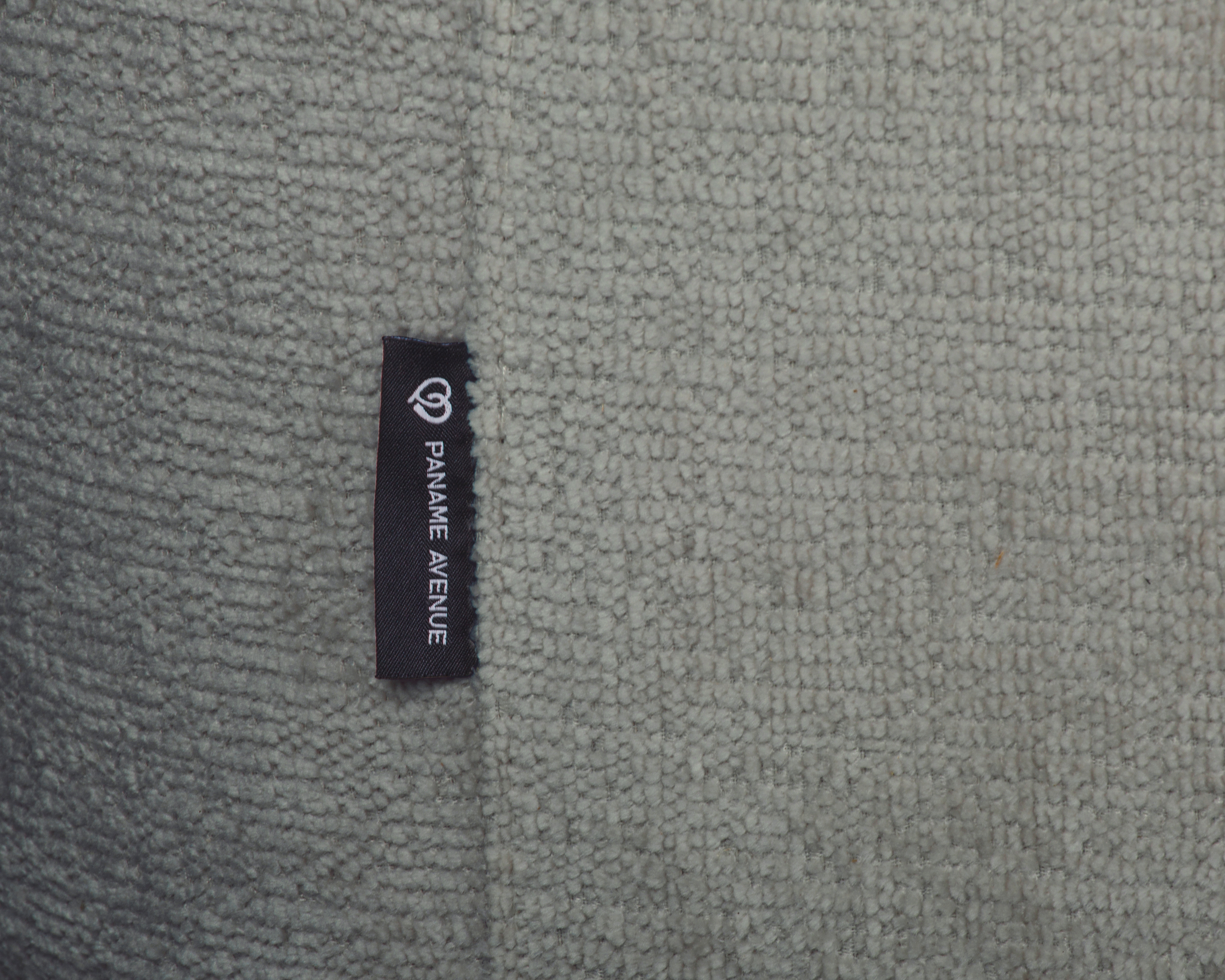 Canapé d’angle gauche Lepic en tissu chenille gris Paname Avenue, détail du label de la marque
