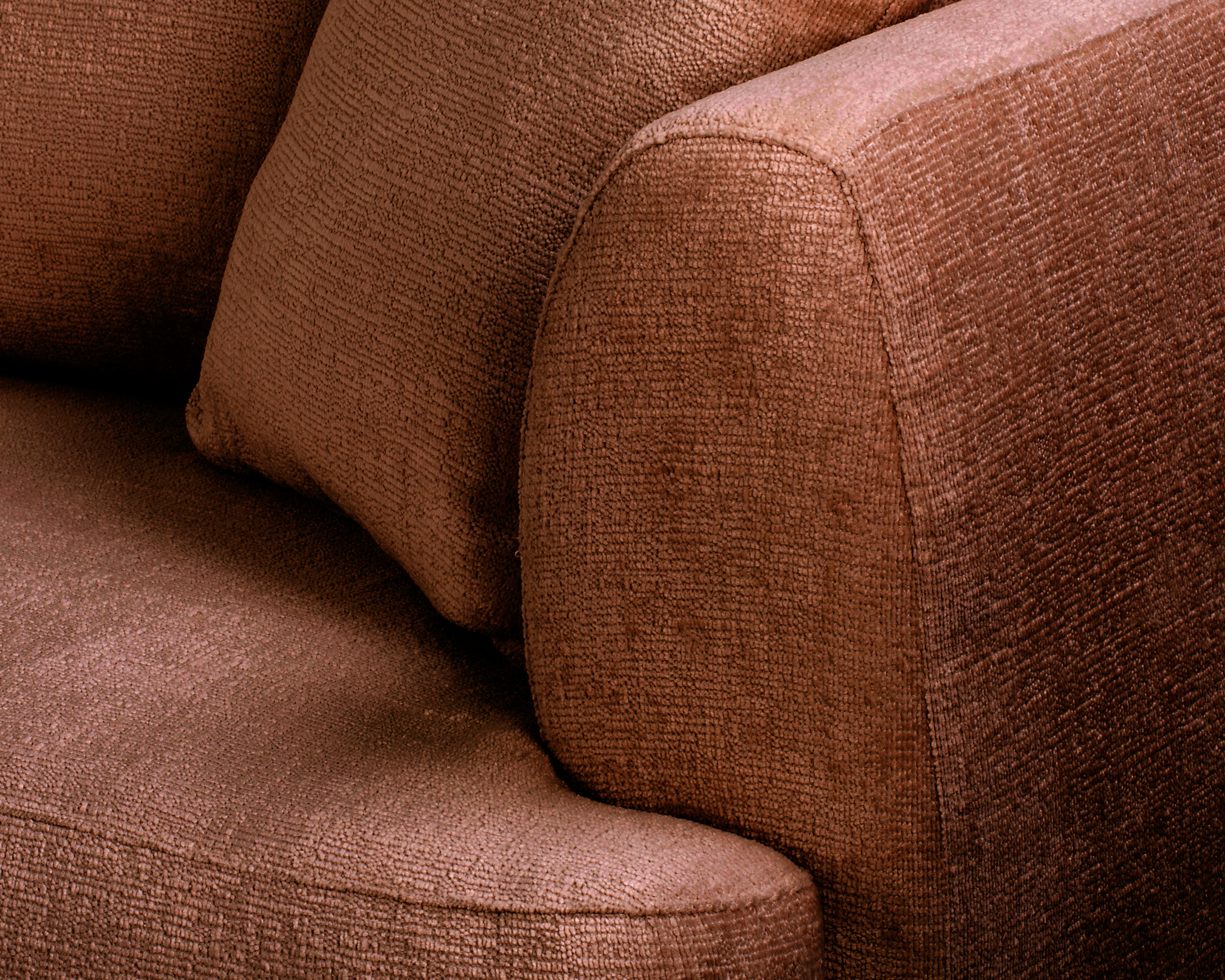 Canapé d’angle gauche Lepic en tissu chenille terracotta Paname Avenue, zoom sur l’accoudoir