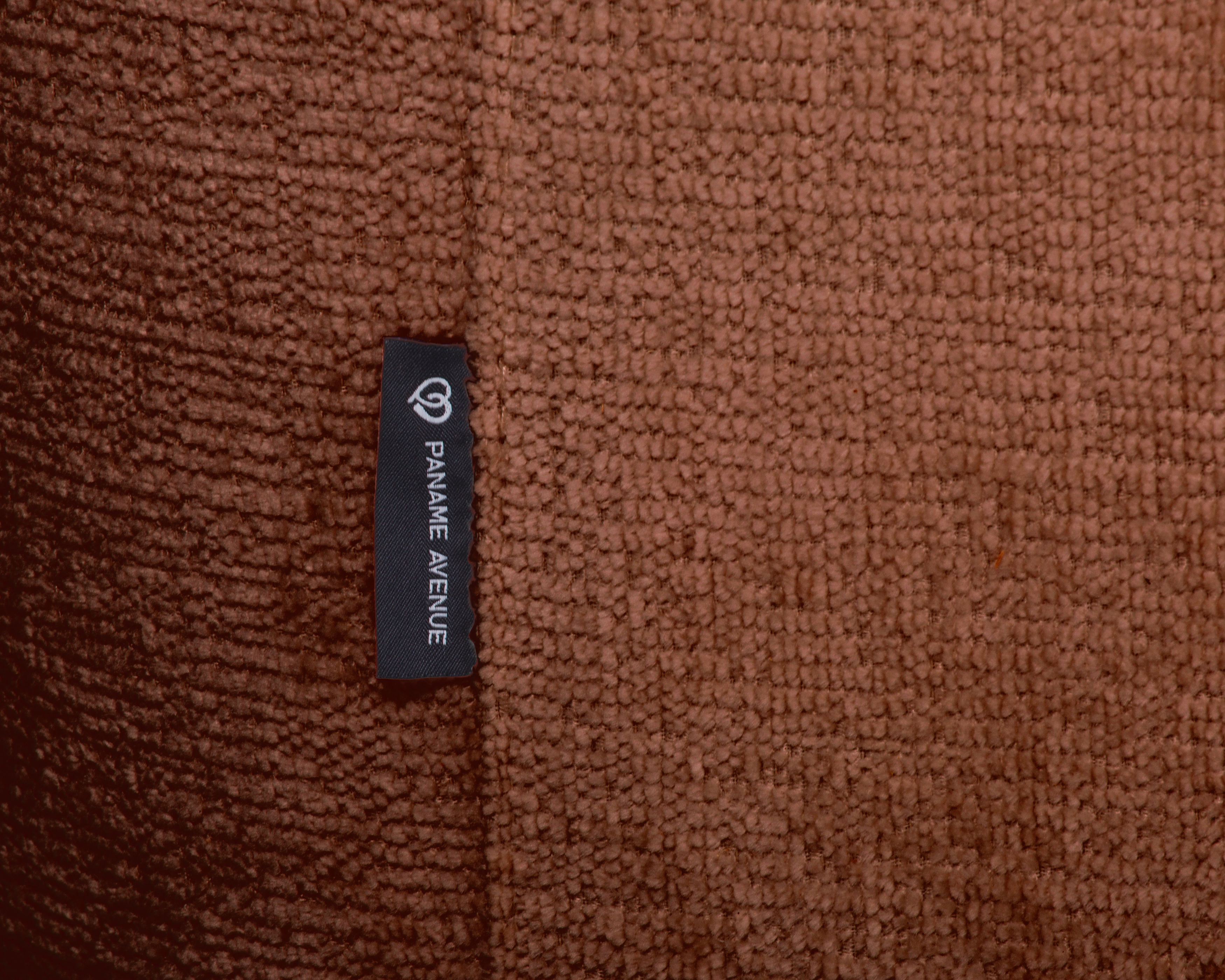 Canapé d’angle gauche Lepic en tissu chenille terracotta Paname Avenue, détail du label de la marque